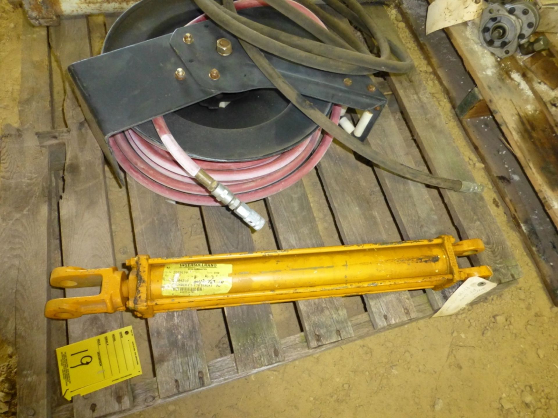 Hose and reel, hydraulic cylinder, large bolt - Image 3 of 4