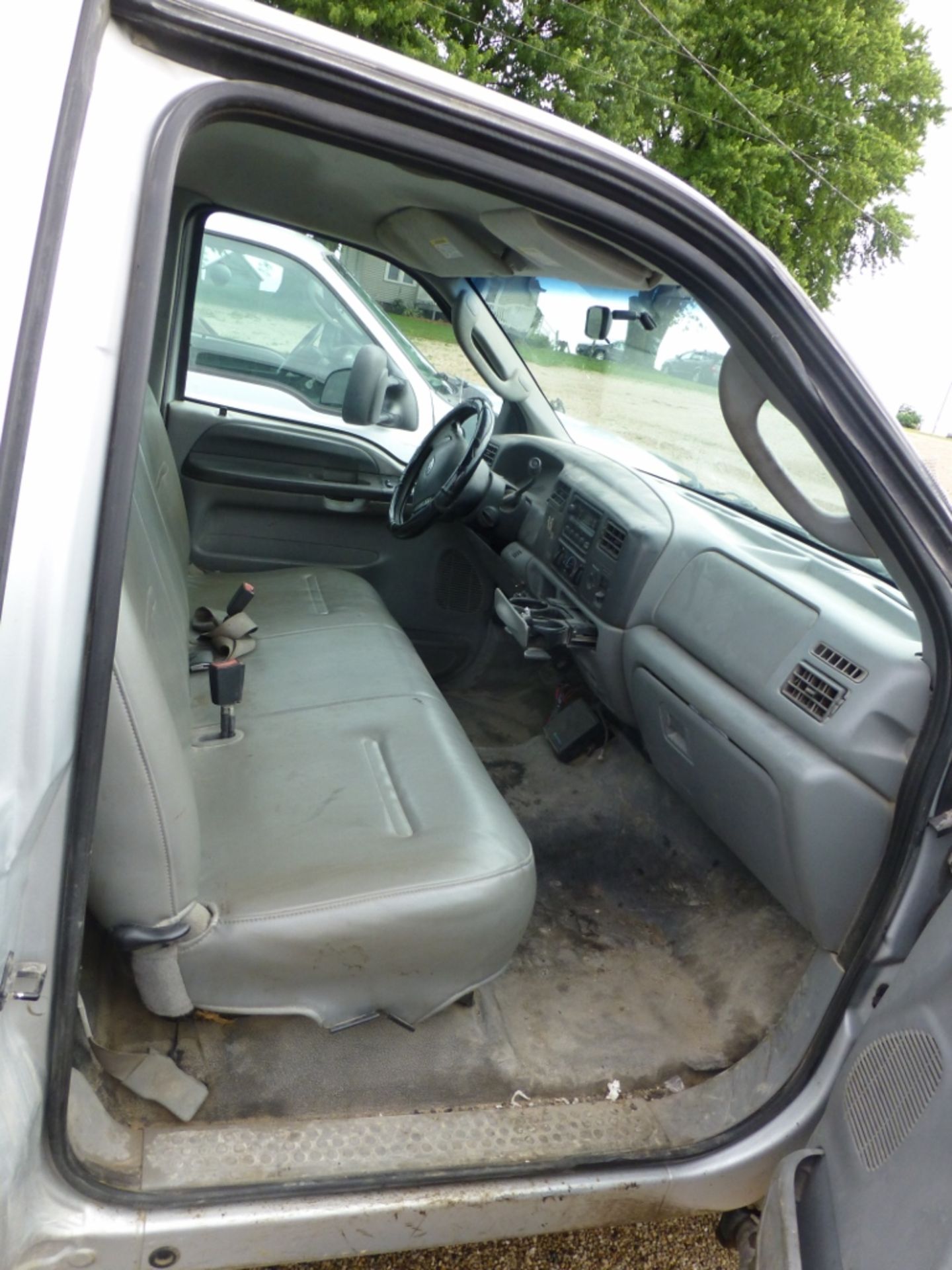 2003 Ford F-250 XL Superduty, regular cab. 4x2, automatic . Cracked windshield, weak transmission. - Image 3 of 25