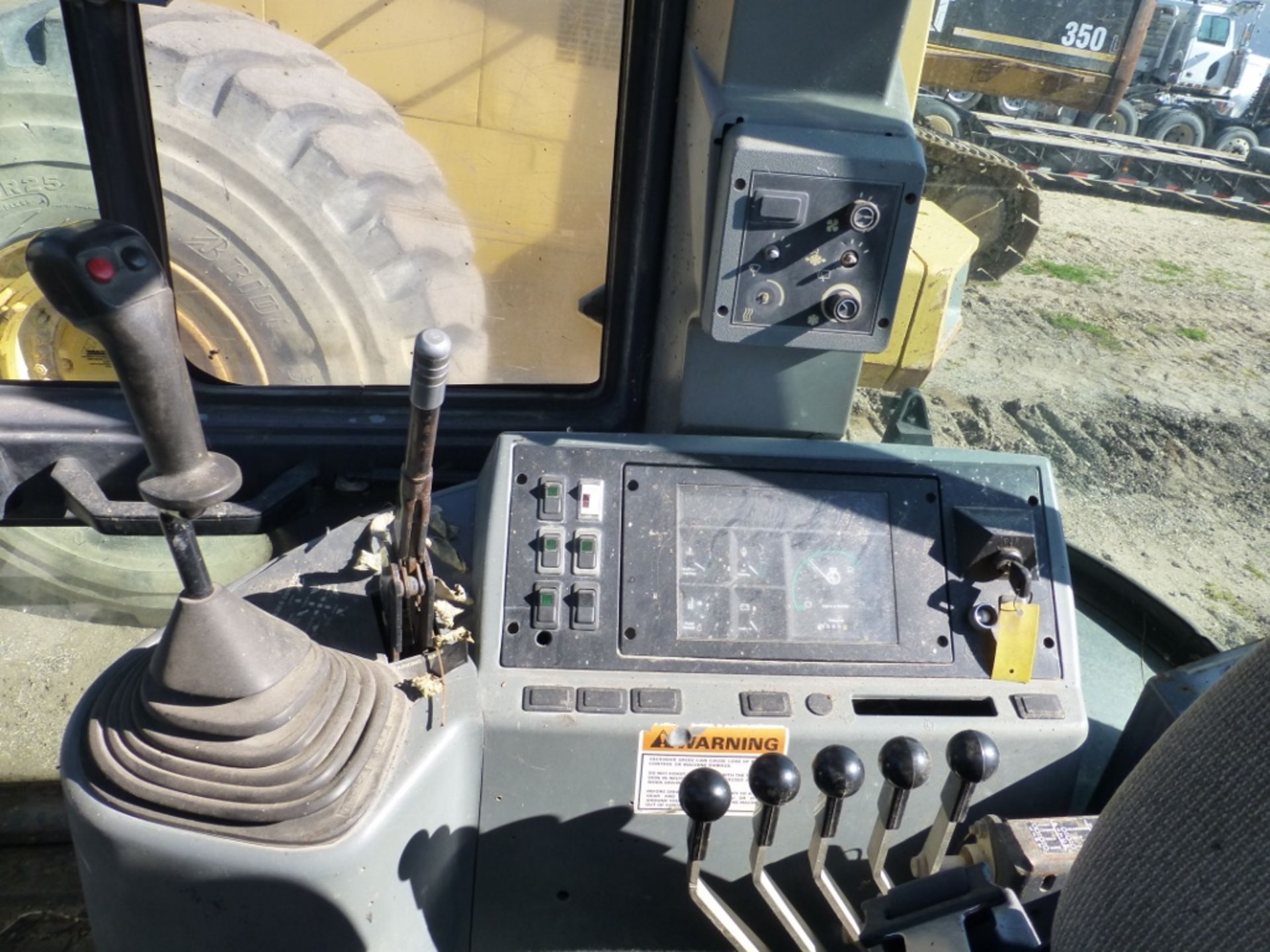 Case 570 LXT loader tractor with box scraper, missing left cab door, 8586 unverified hrs, front - Image 16 of 17