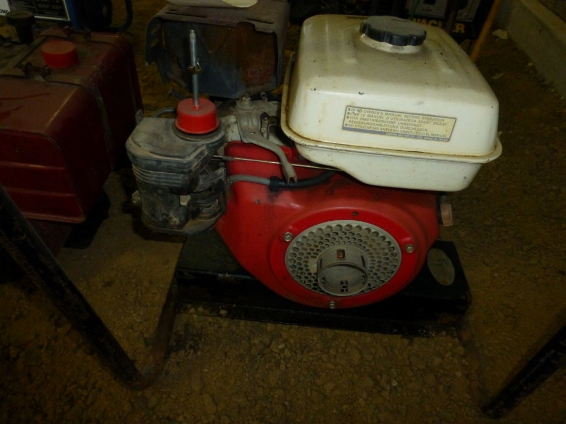 10hp Briggs industrial engine and engine in carrier crate, missing parts - Image 5 of 7