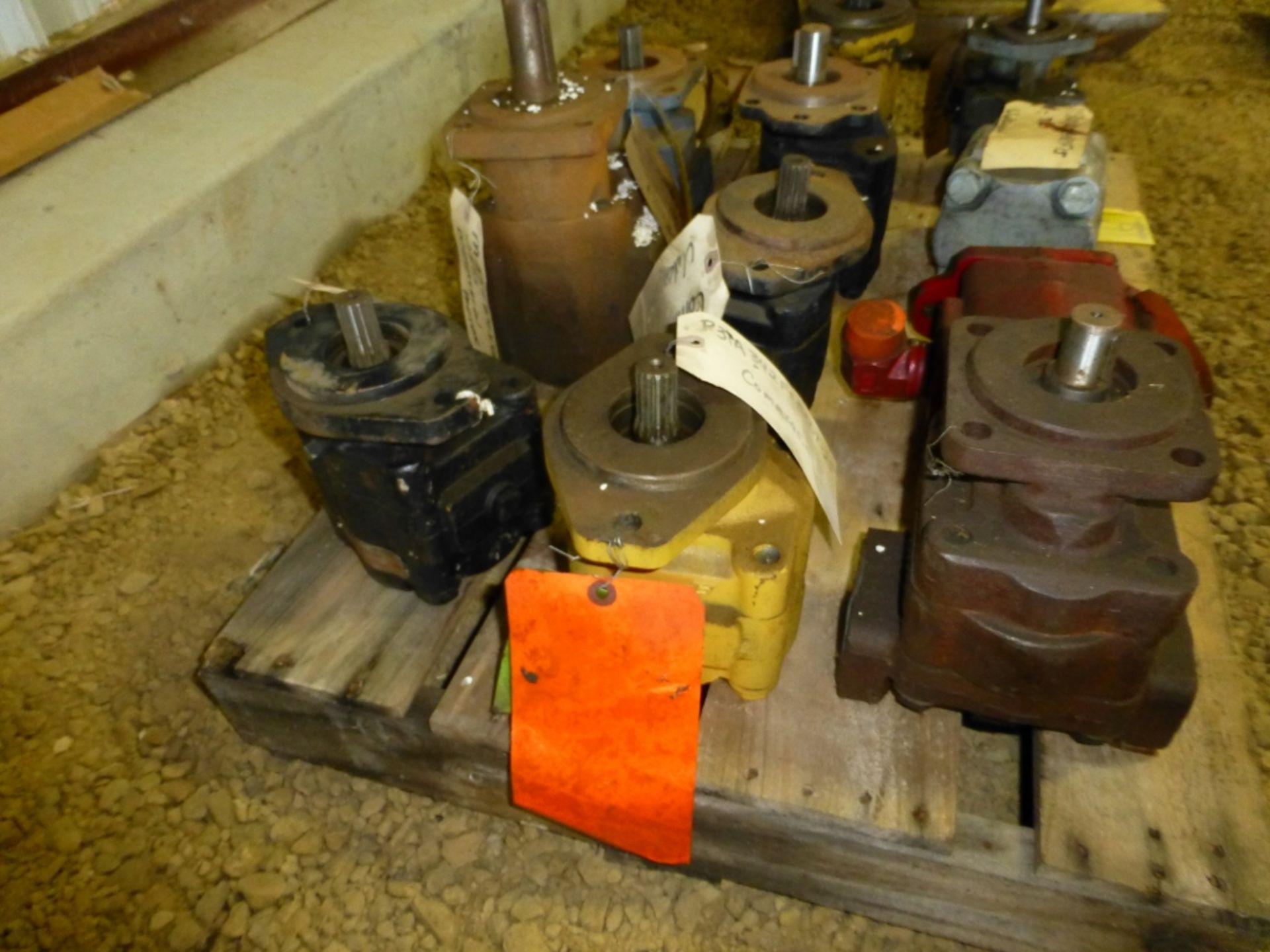 Pallet with 12 assorted hydraulic pumps - Image 5 of 5