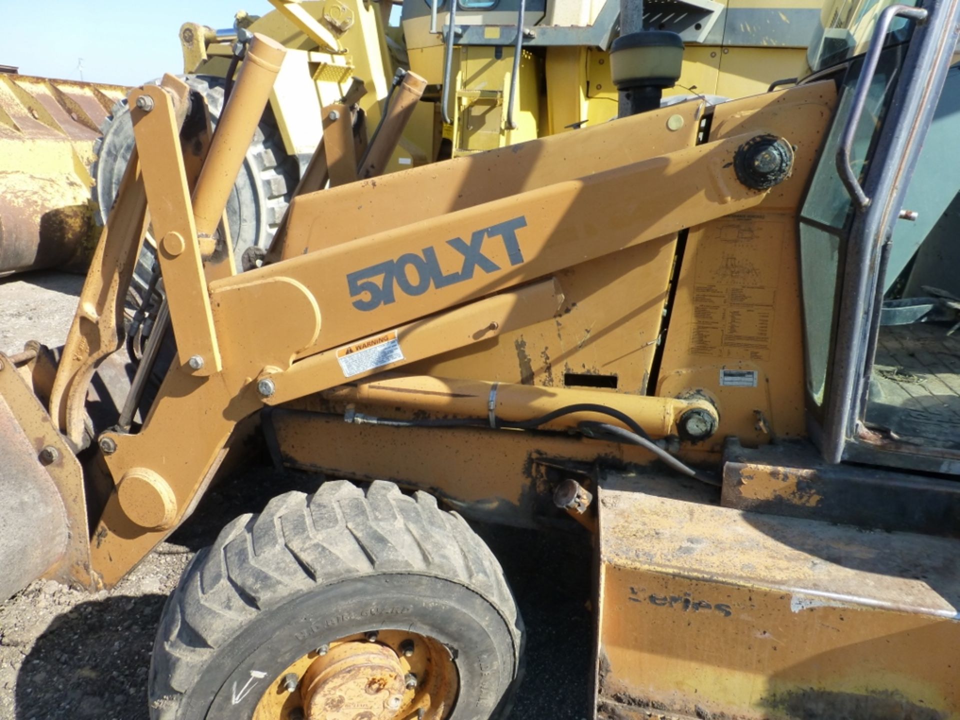 Case 570 LXT loader tractor with box scraper, missing left cab door, 8586 unverified hrs, front - Image 15 of 17