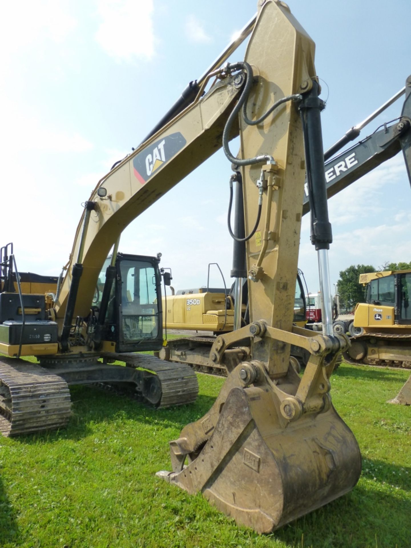 2014 CAT 320EL excavator with hydraulic thumb and aux. hydraulics. 31" pads. 1,547 unverified hours. - Image 2 of 36