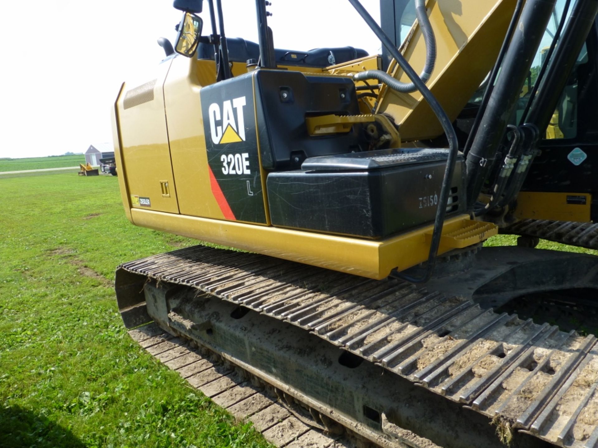 2014 CAT 320EL excavator with hydraulic thumb and aux. hydraulics. 31" pads. 1,547 unverified hours. - Image 25 of 36