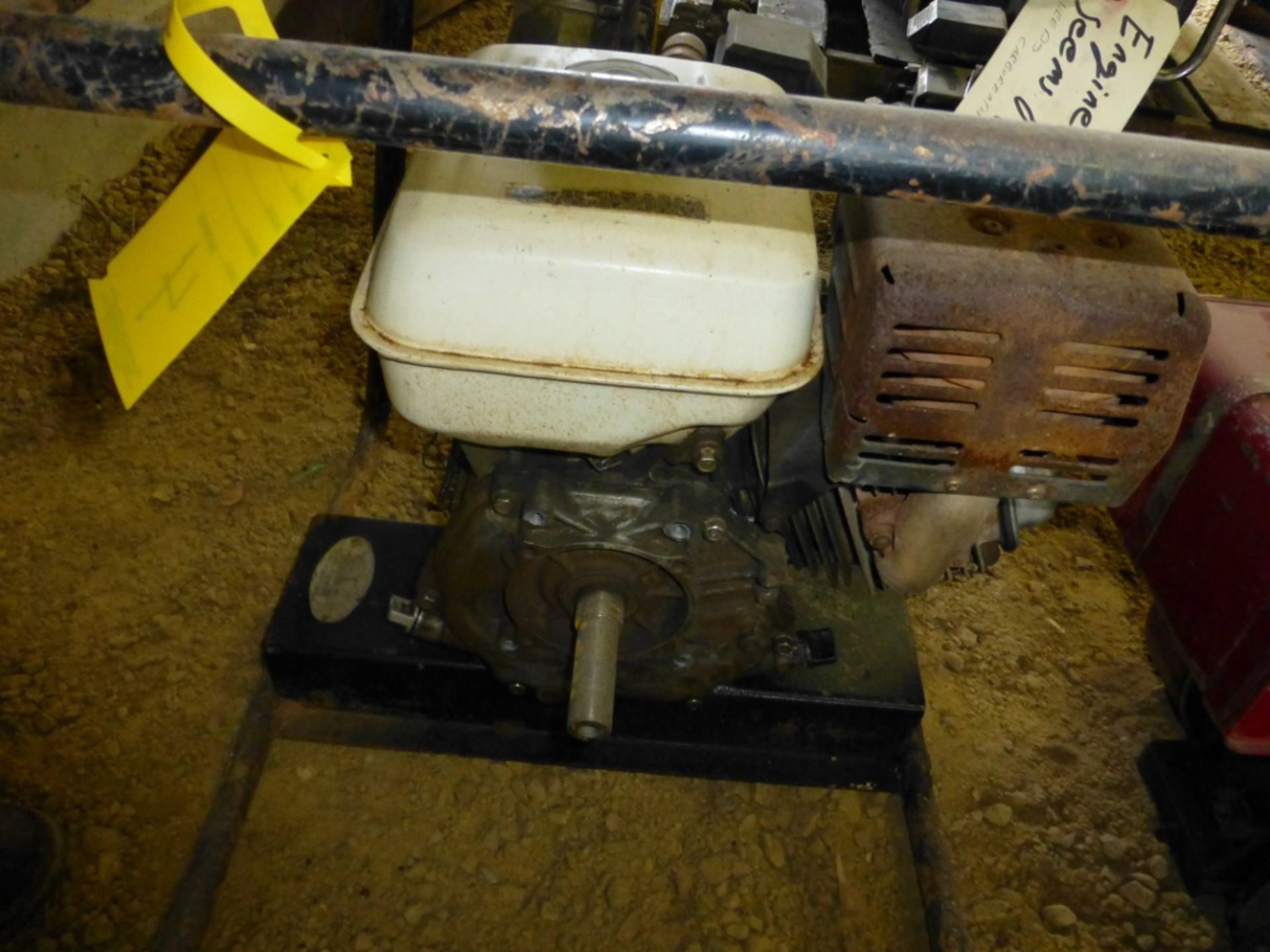 10hp Briggs industrial engine and engine in carrier crate, missing parts - Image 6 of 7