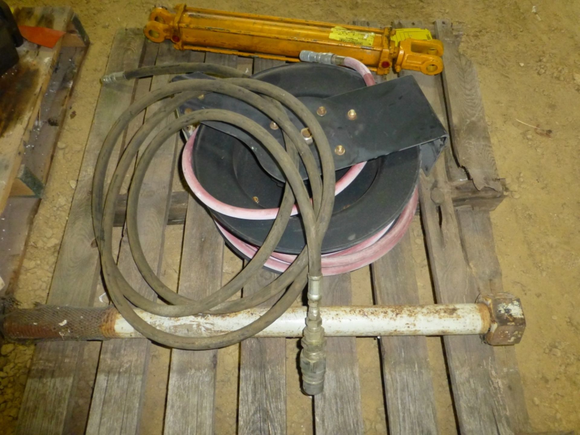 Hose and reel, hydraulic cylinder, large bolt - Image 4 of 4