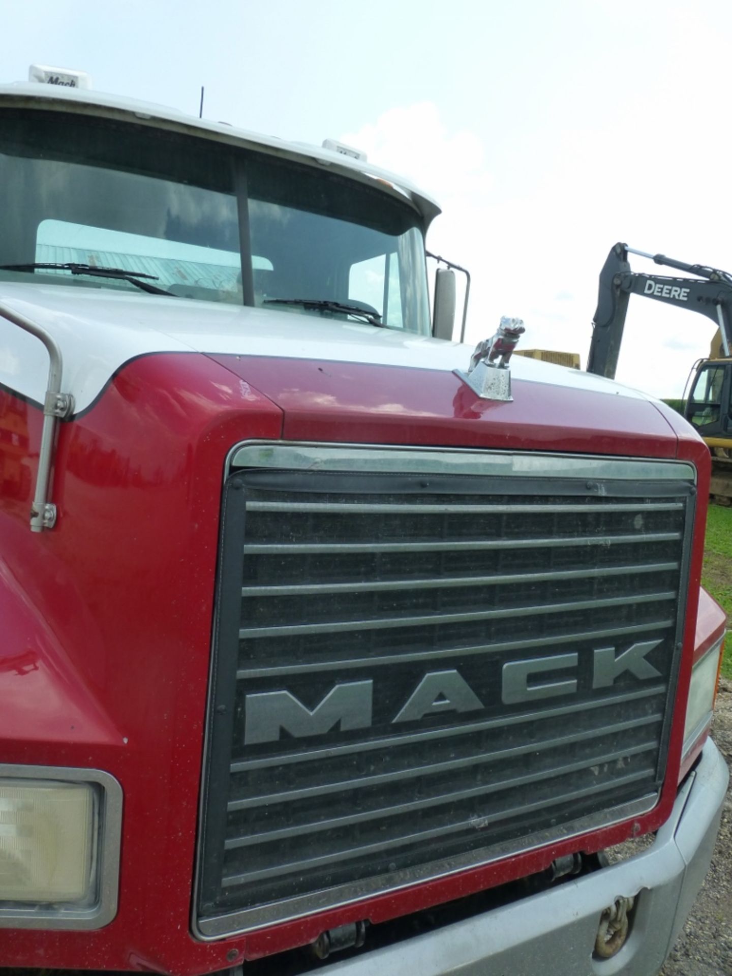 2000 Mack Truck Country 613CH, 3 axle, day cab, MaxiTorque T2090 9spd trans, Mack 335hp engine. E7- - Image 9 of 25
