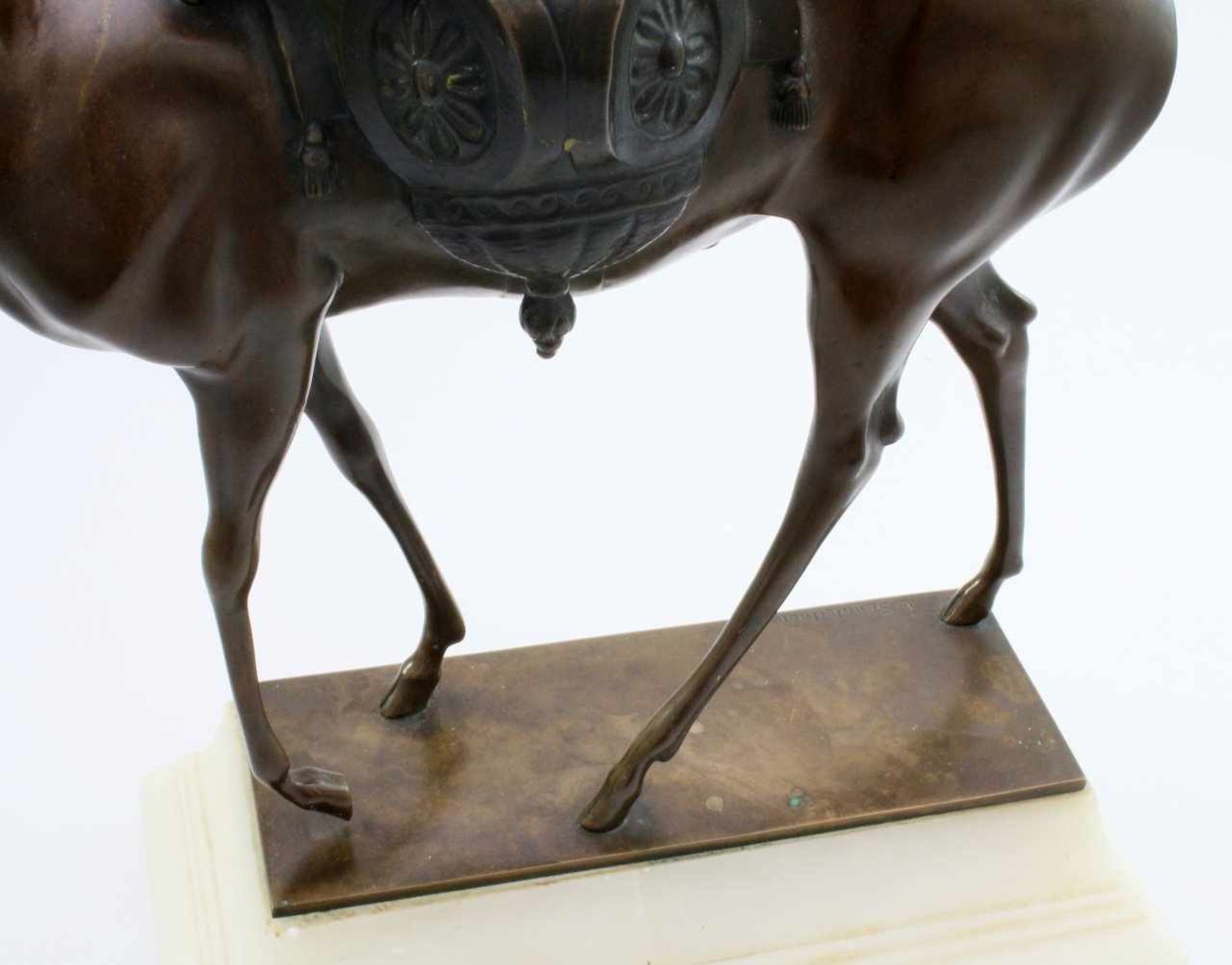 Große Bronzefigur "Hirschkuh mit Putto" - Ludwig Sonnleitner (1878-1947) Bronzebraun patiniert, - Image 6 of 6