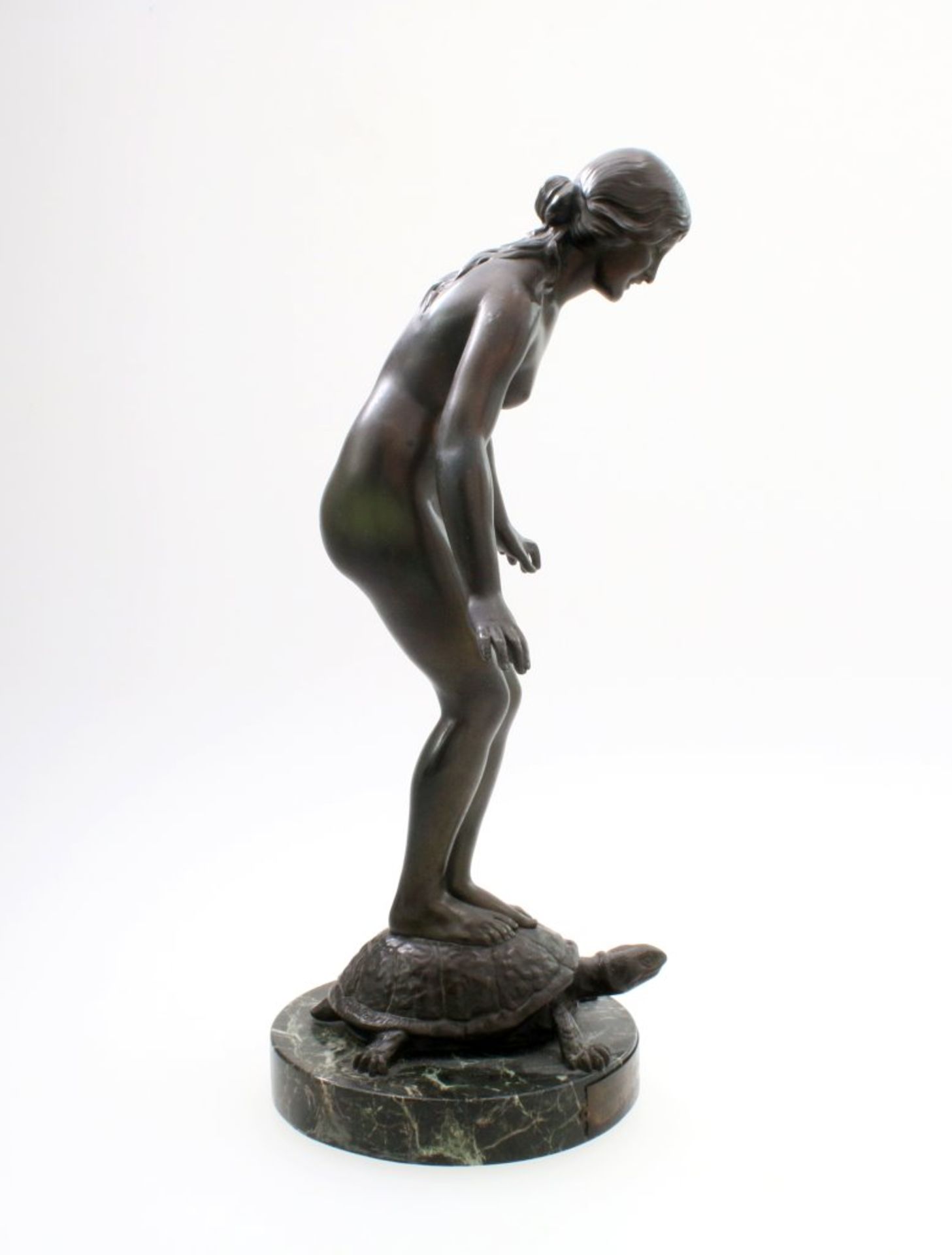 Bronzefigur "Frauenakt auf Schildkröte" - R. D. Fabricius (1863-1923) Fein gearbeitete - Bild 2 aus 6