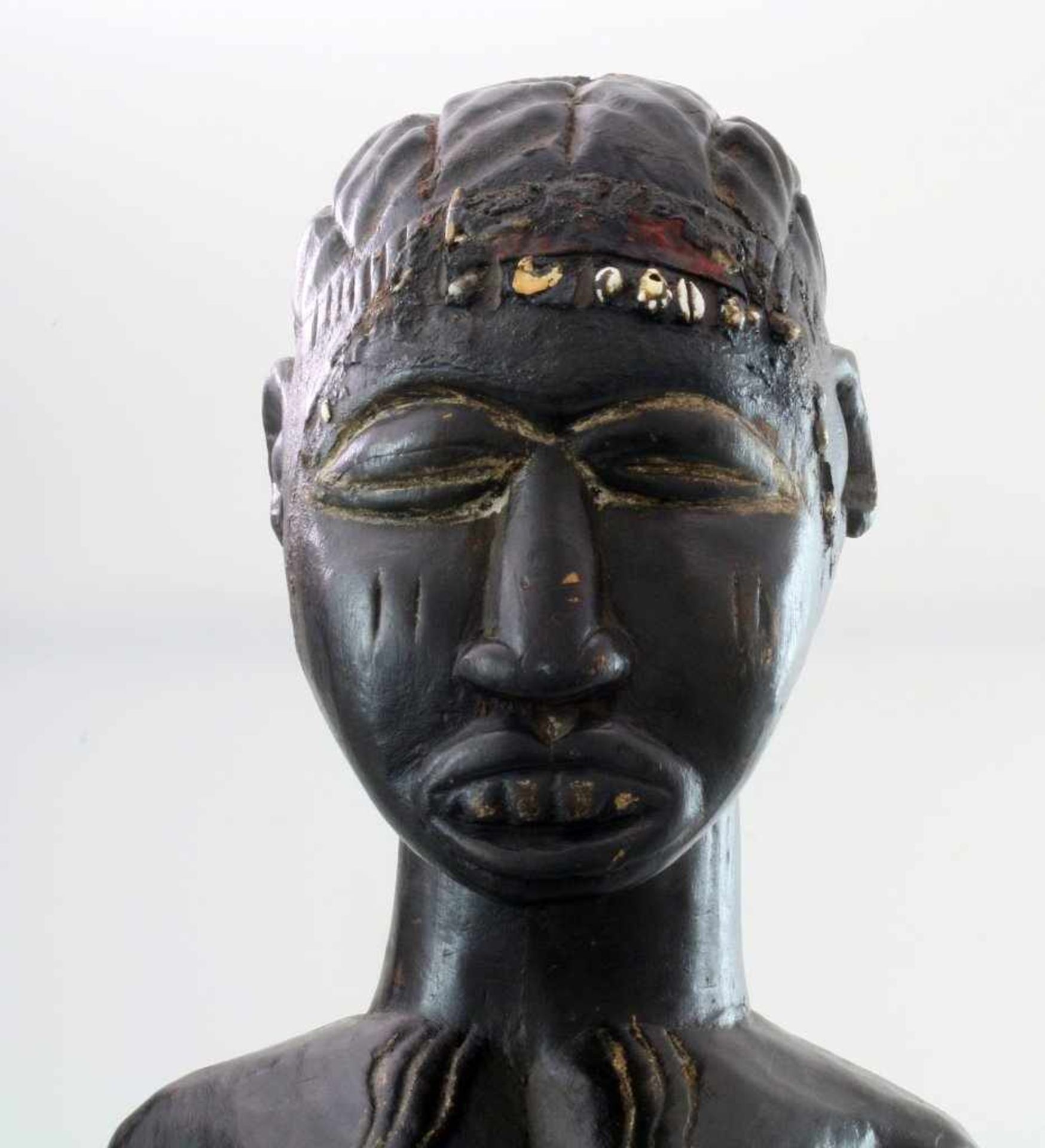Westafrika - Große Ahnenfigur Schwarz / braun gefärbtes Tropenholz. Auf Stütze sitzende Figur, - Image 5 of 6