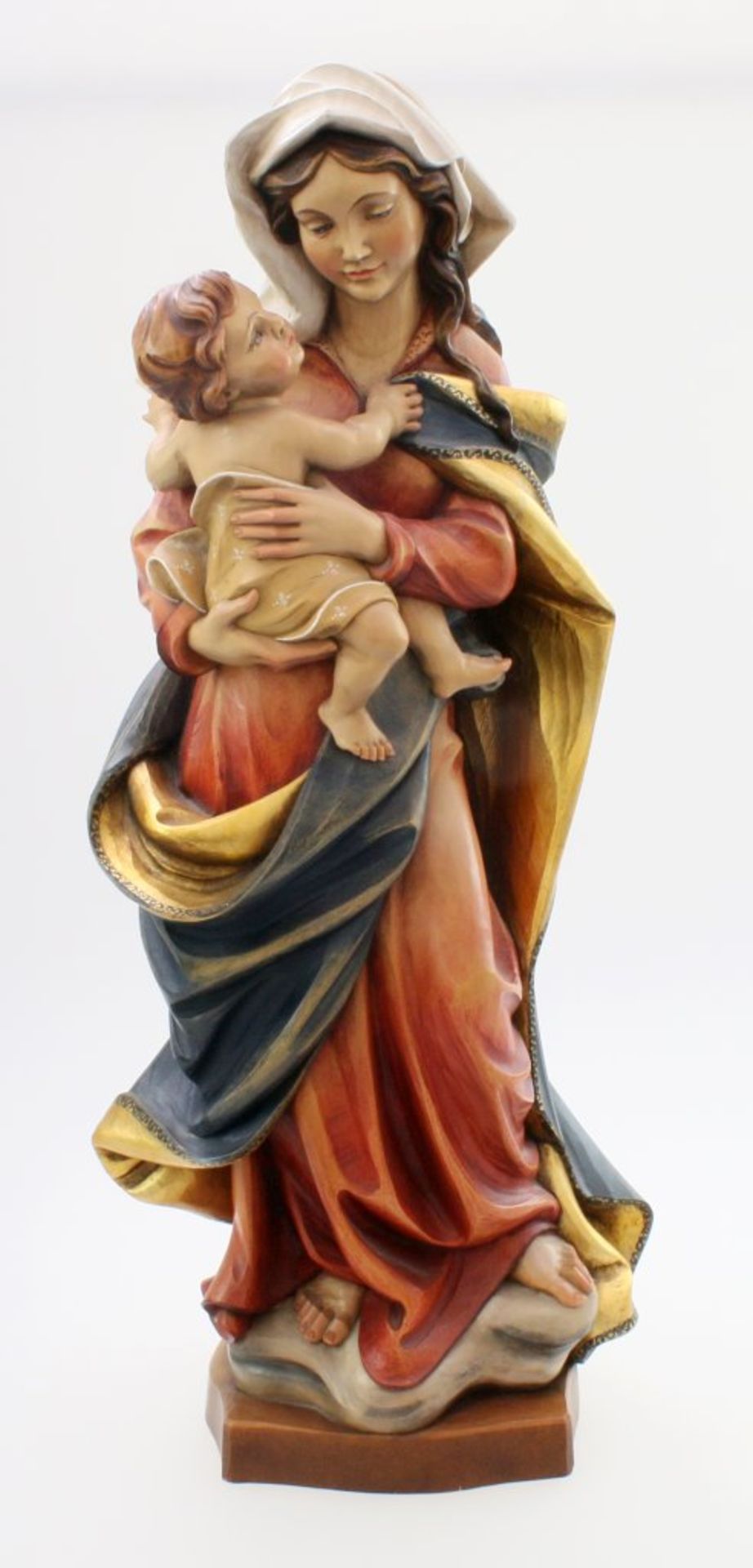 Holzschnitzerei "Madonna mit Kind" Detaillierte Arbeit, polychrom und goldstaffiert, Madonna im