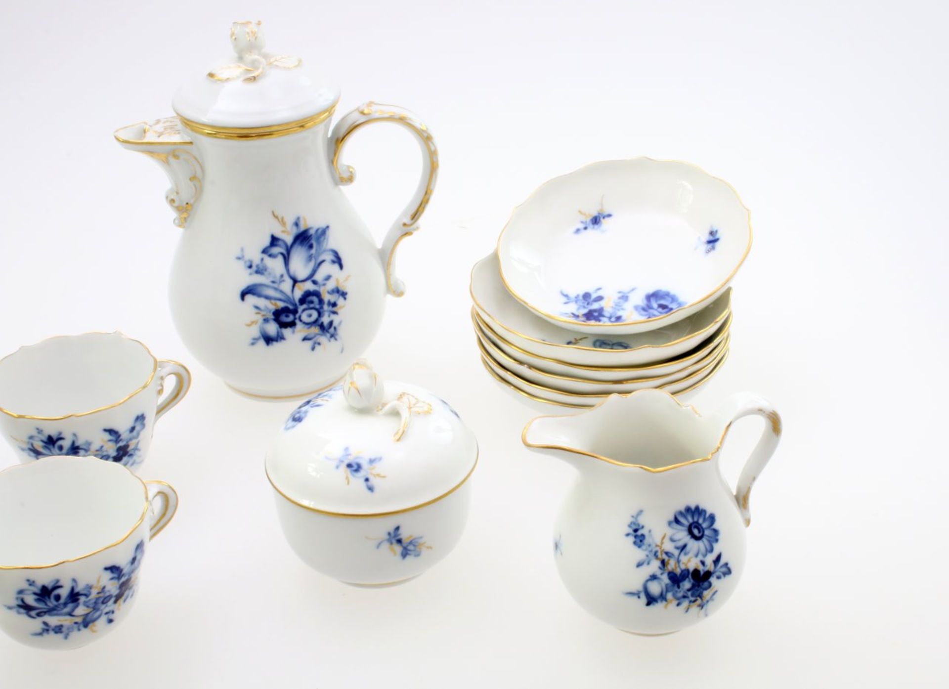 Meissen Mokka Service 14-teilig 1. Wahl, Form "Neuer Ausschnitt", Dekor "Blaue Blume". 5 Tassen, 6 - Bild 2 aus 4