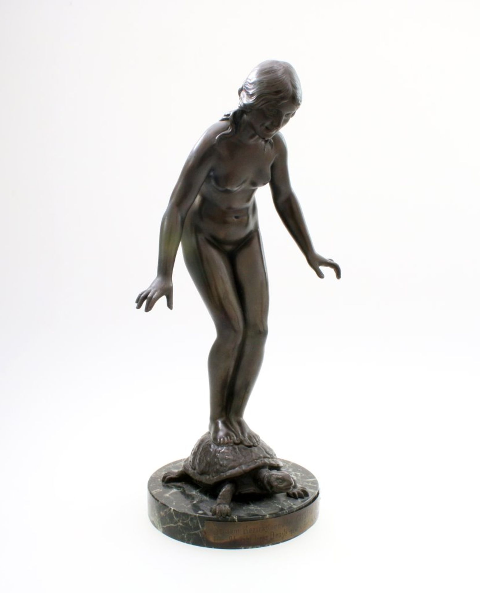 Bronzefigur "Frauenakt auf Schildkröte" - R. D. Fabricius (1863-1923) Fein gearbeitete
