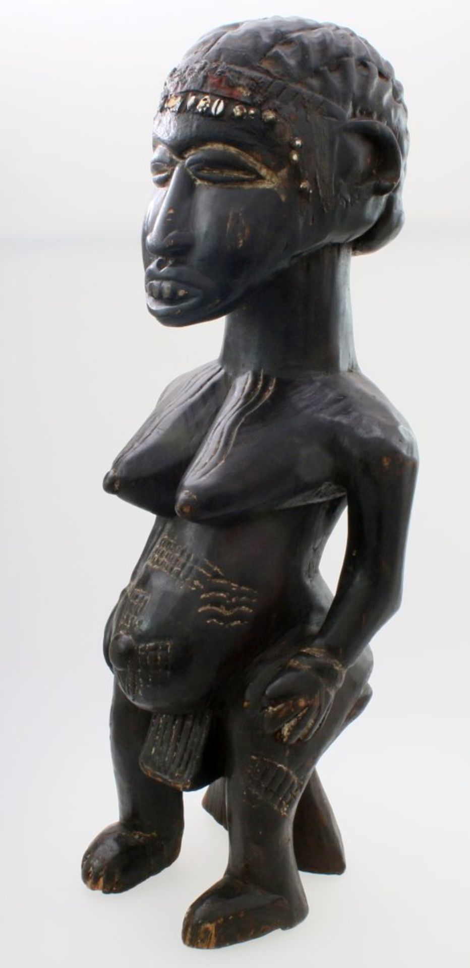 Westafrika - Große Ahnenfigur Schwarz / braun gefärbtes Tropenholz. Auf Stütze sitzende Figur, - Bild 2 aus 6