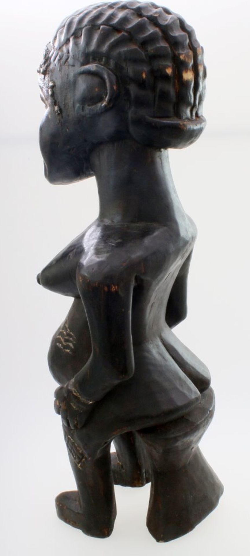 Westafrika - Große Ahnenfigur Schwarz / braun gefärbtes Tropenholz. Auf Stütze sitzende Figur, - Image 3 of 6