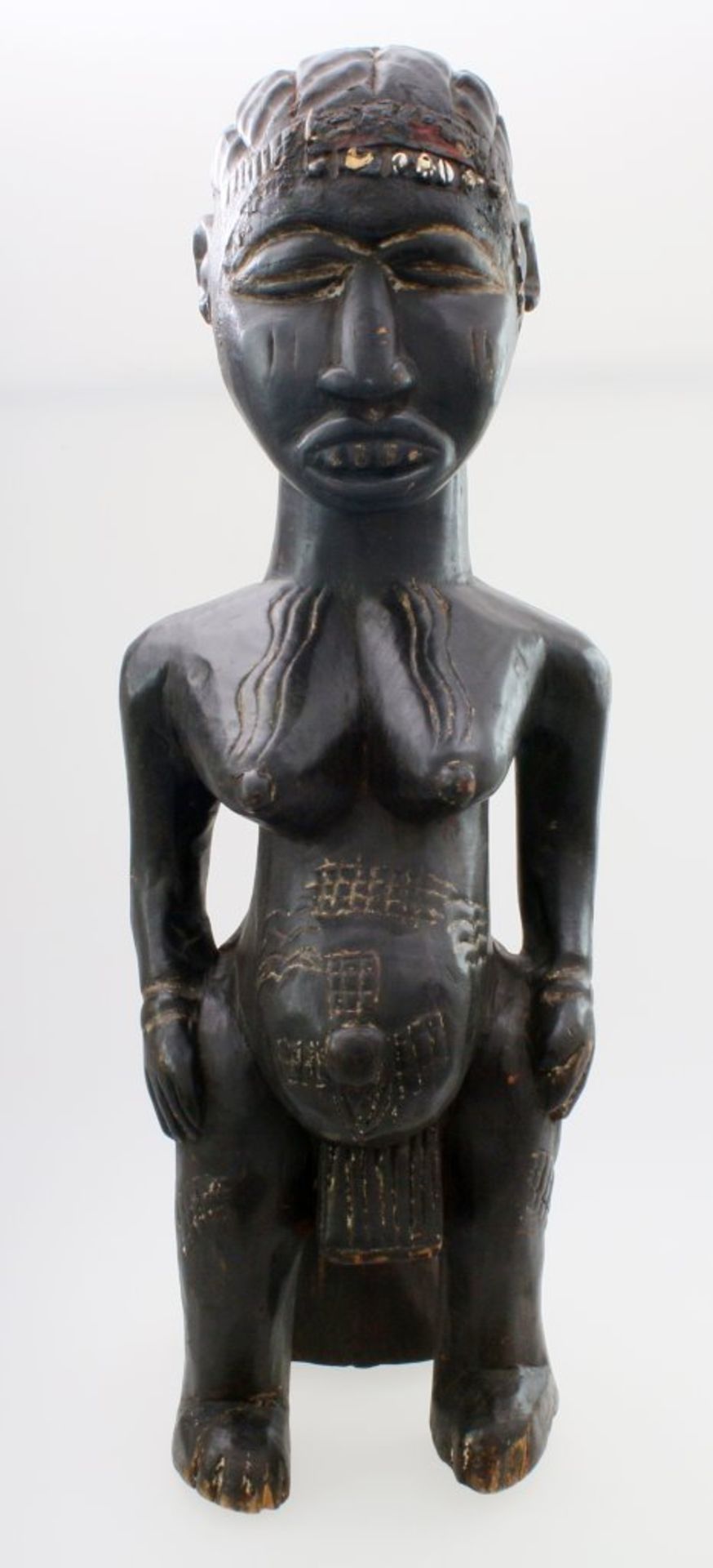 Westafrika - Große Ahnenfigur Schwarz / braun gefärbtes Tropenholz. Auf Stütze sitzende Figur,