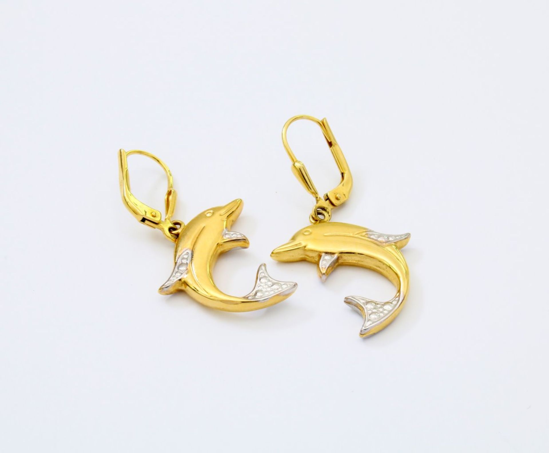 Gelbgold / Weißgold - Delfin-Ohrringe GG 333 mit WG-Einsätzen an den Flossen. Länge: 18 mm, Gewicht: - Bild 2 aus 2