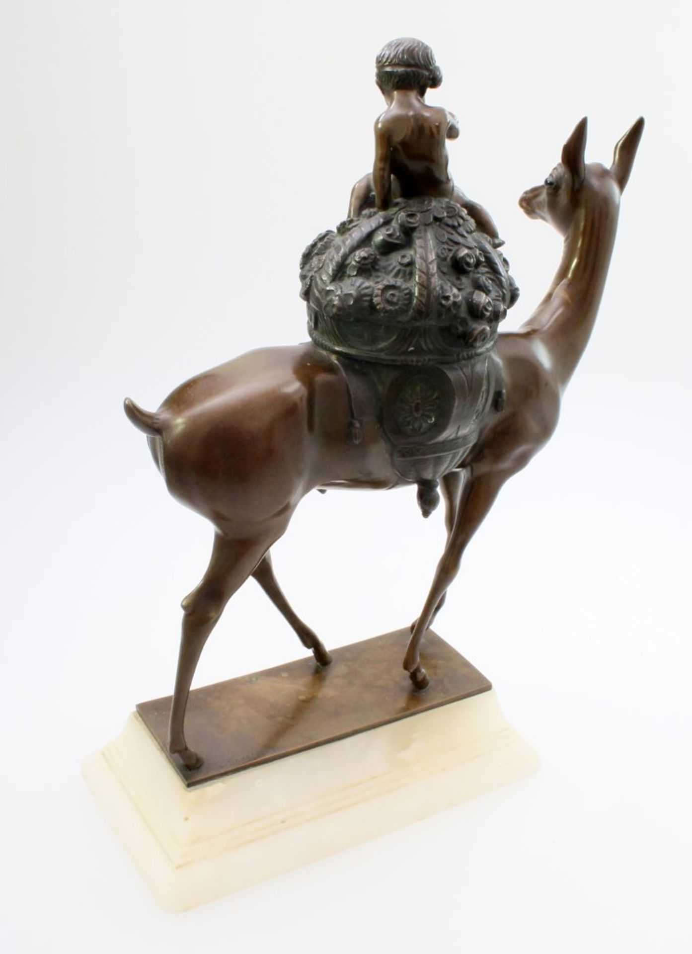 Große Bronzefigur "Hirschkuh mit Putto" - Ludwig Sonnleitner (1878-1947) Bronzebraun patiniert, - Image 3 of 6