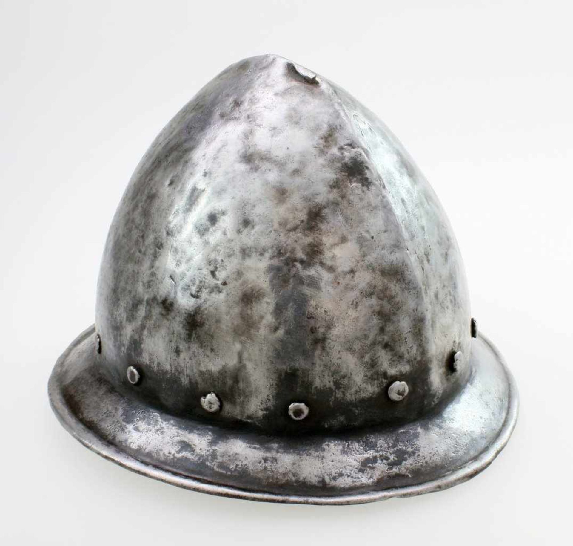 Birnhelm-Schützenhaube deutsch um 1580 Einteilig geschmiedete, gegratete Glocke, angedeuteter - Bild 2 aus 4