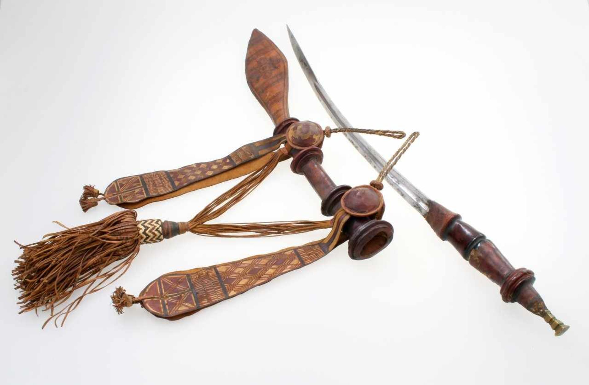 Westafrika - Schwert und Pulverhorn der Malinke um 1900 Leicht gekrümmte Rückenklinge europ. - Image 8 of 10