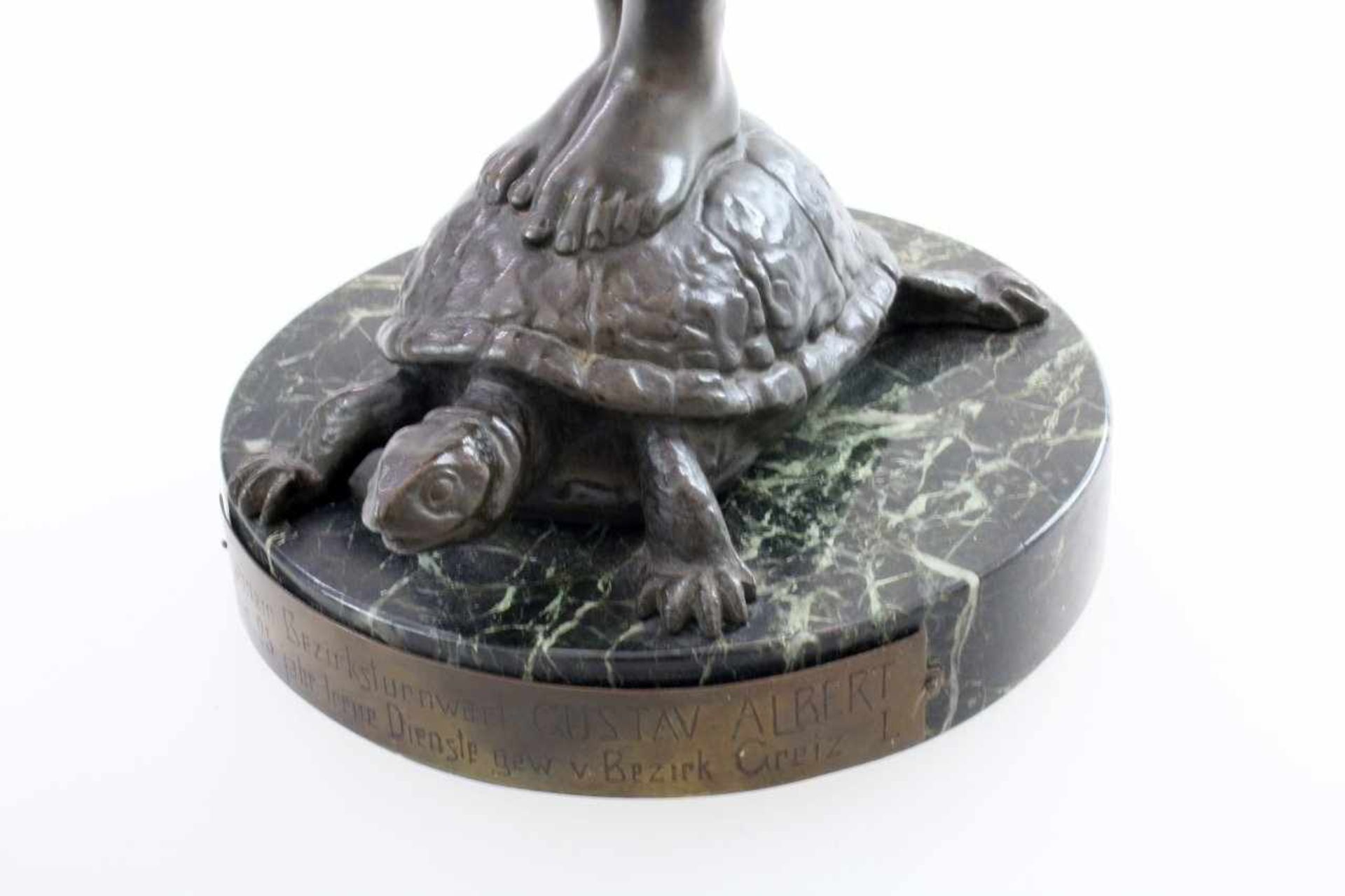 Bronzefigur "Frauenakt auf Schildkröte" - R. D. Fabricius (1863-1923) Fein gearbeitete - Bild 6 aus 6