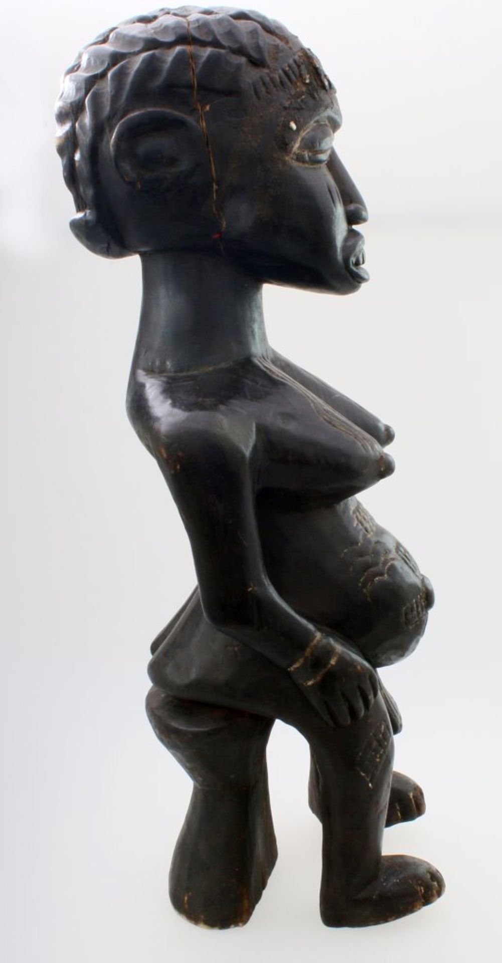 Westafrika - Große Ahnenfigur Schwarz / braun gefärbtes Tropenholz. Auf Stütze sitzende Figur, - Image 4 of 6