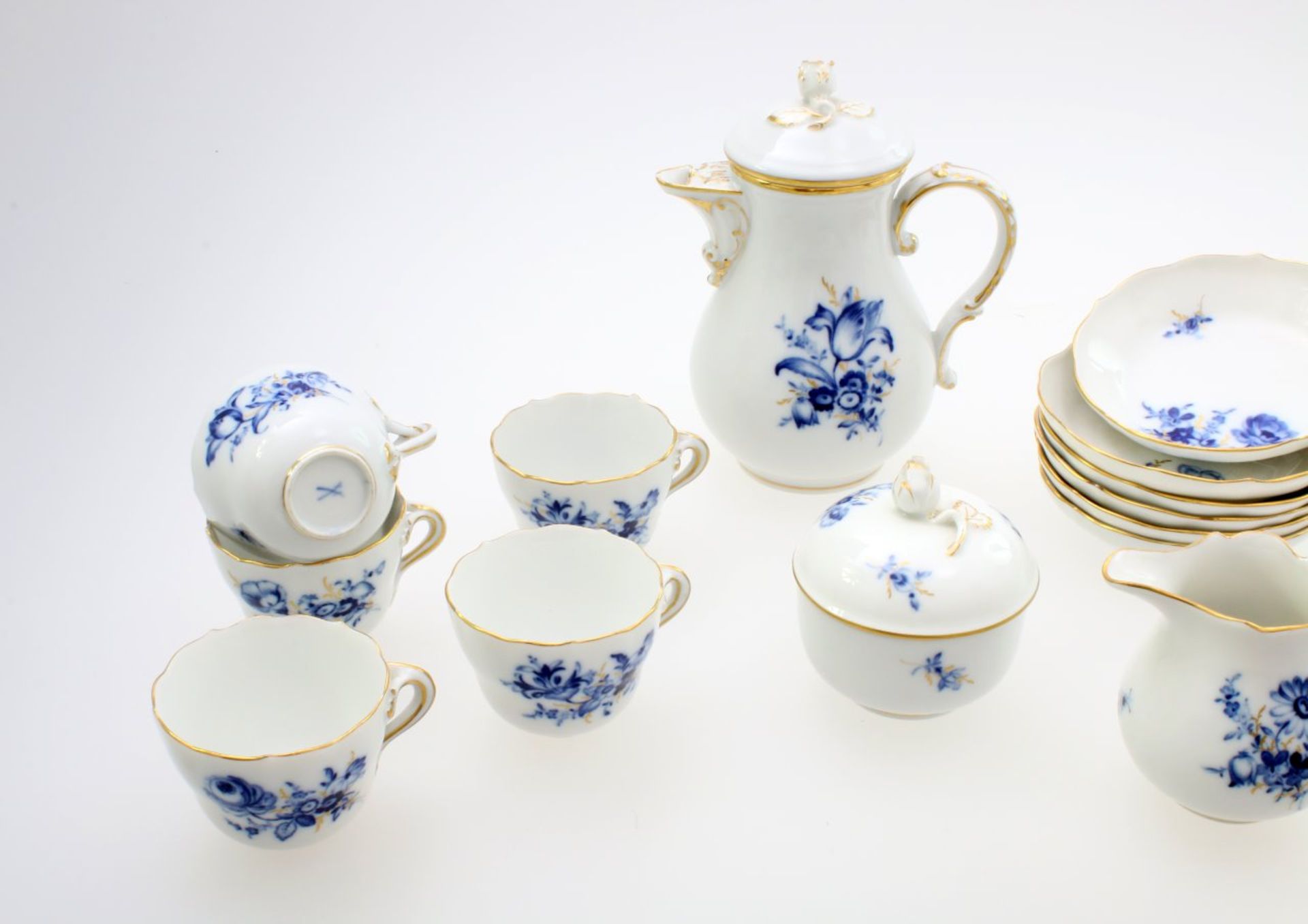 Meissen Mokka Service 14-teilig 1. Wahl, Form "Neuer Ausschnitt", Dekor "Blaue Blume". 5 Tassen, 6 - Bild 3 aus 4