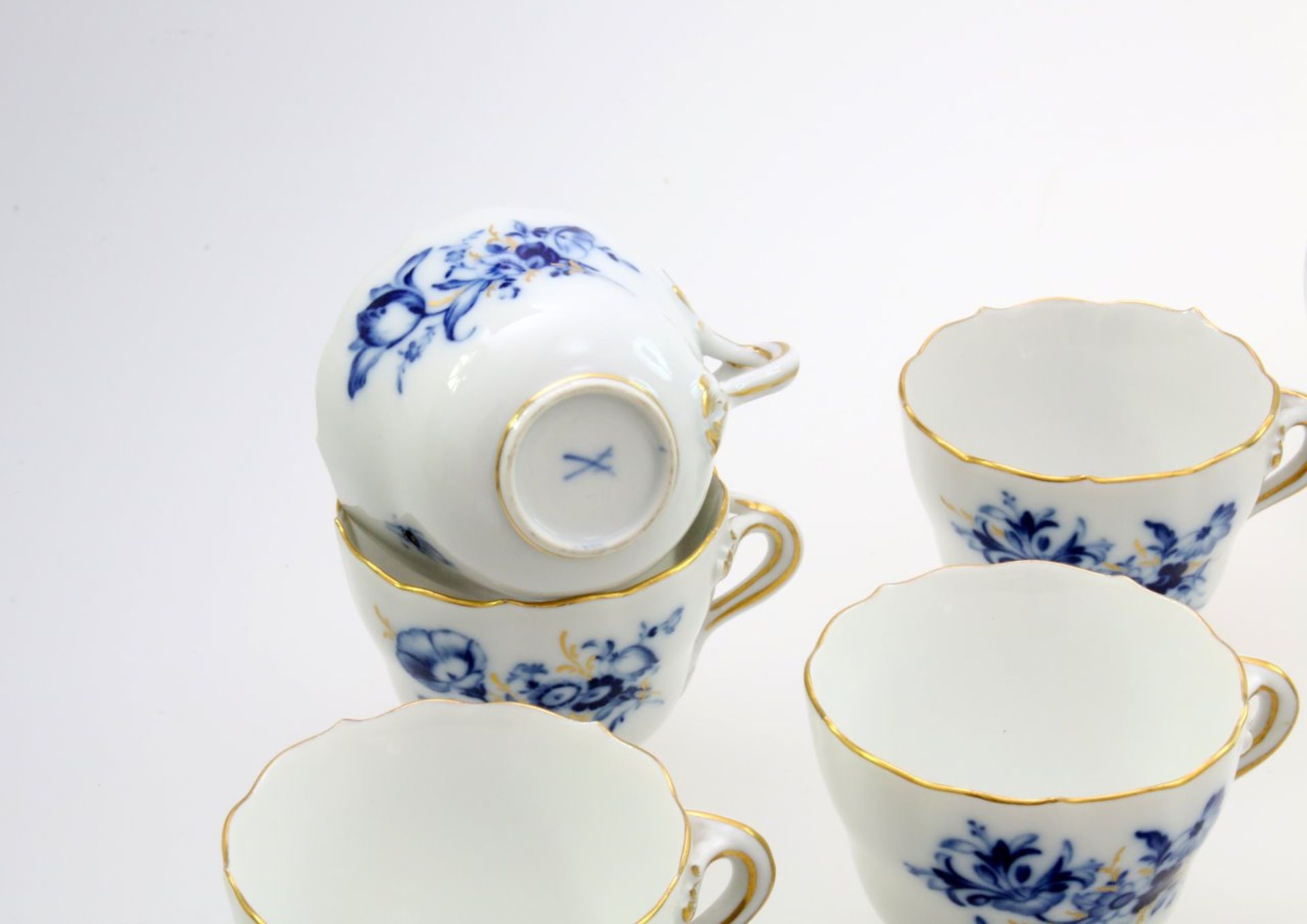 Meissen Mokka Service 14-teilig 1. Wahl, Form "Neuer Ausschnitt", Dekor "Blaue Blume". 5 Tassen, 6 - Bild 4 aus 4