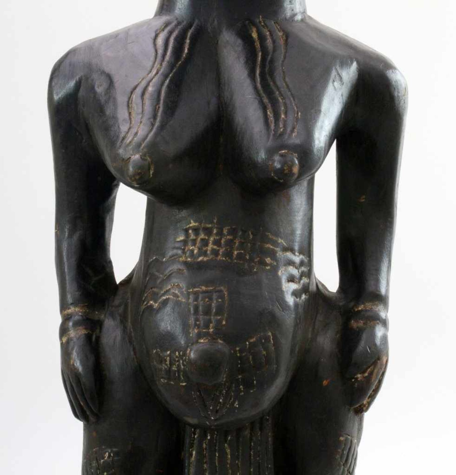 Westafrika - Große Ahnenfigur Schwarz / braun gefärbtes Tropenholz. Auf Stütze sitzende Figur, - Image 6 of 6