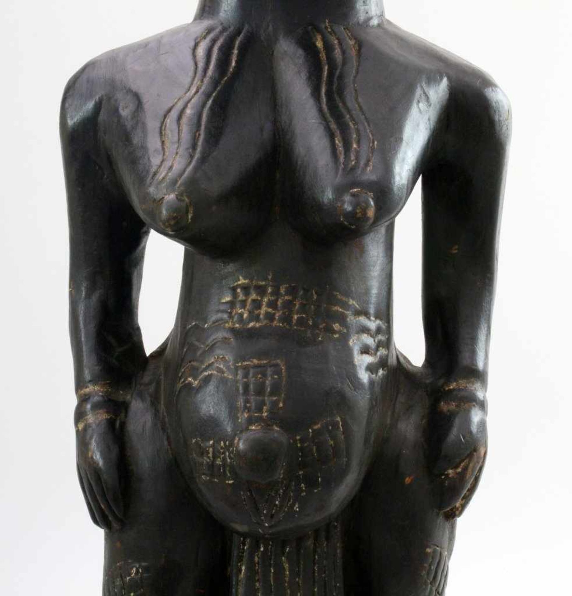 Westafrika - Große Ahnenfigur Schwarz / braun gefärbtes Tropenholz. Auf Stütze sitzende Figur, - Bild 6 aus 6