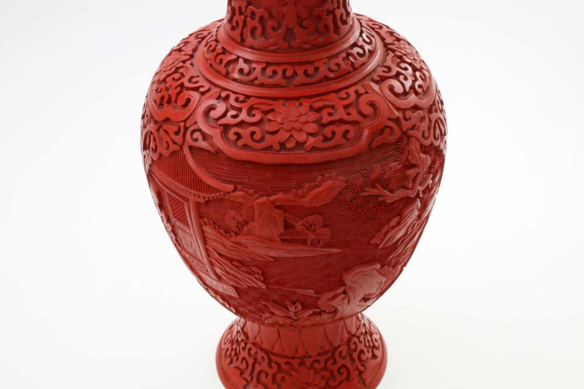 Rotlack-Vase China Auf blauem Emaillegrund, umlaufendes Landschaftsdekor und ornamentale Zier. Höhe: - Bild 3 aus 4