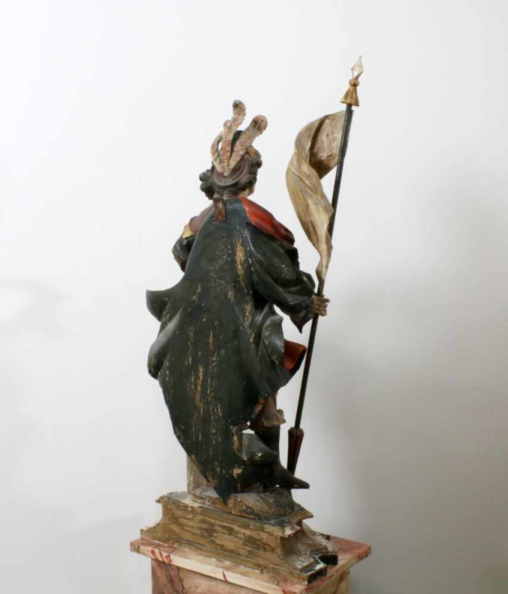 Große Holzfigur - St. Florian Gefällige Figur, aufwändig geschnitzt, in der rechten Spieß mit - Bild 3 aus 5