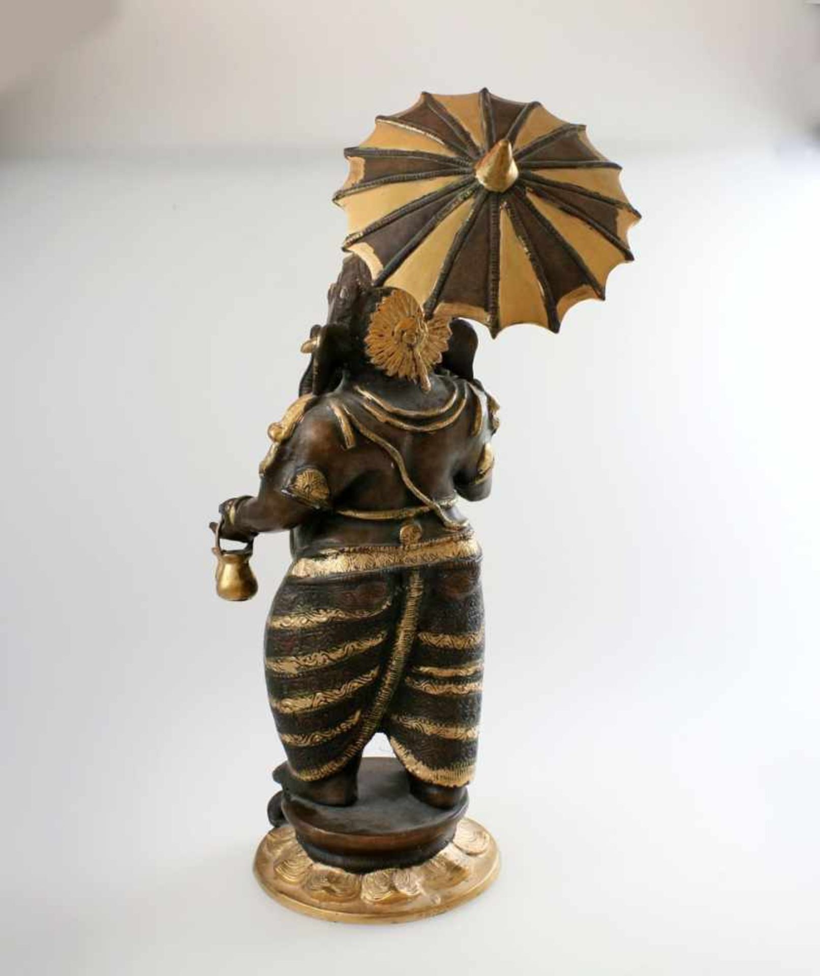 Ganesha mit Schirm - Nordindien In der rechten Schirm, in der linken Hand Teegefäß haltend, - Bild 3 aus 6