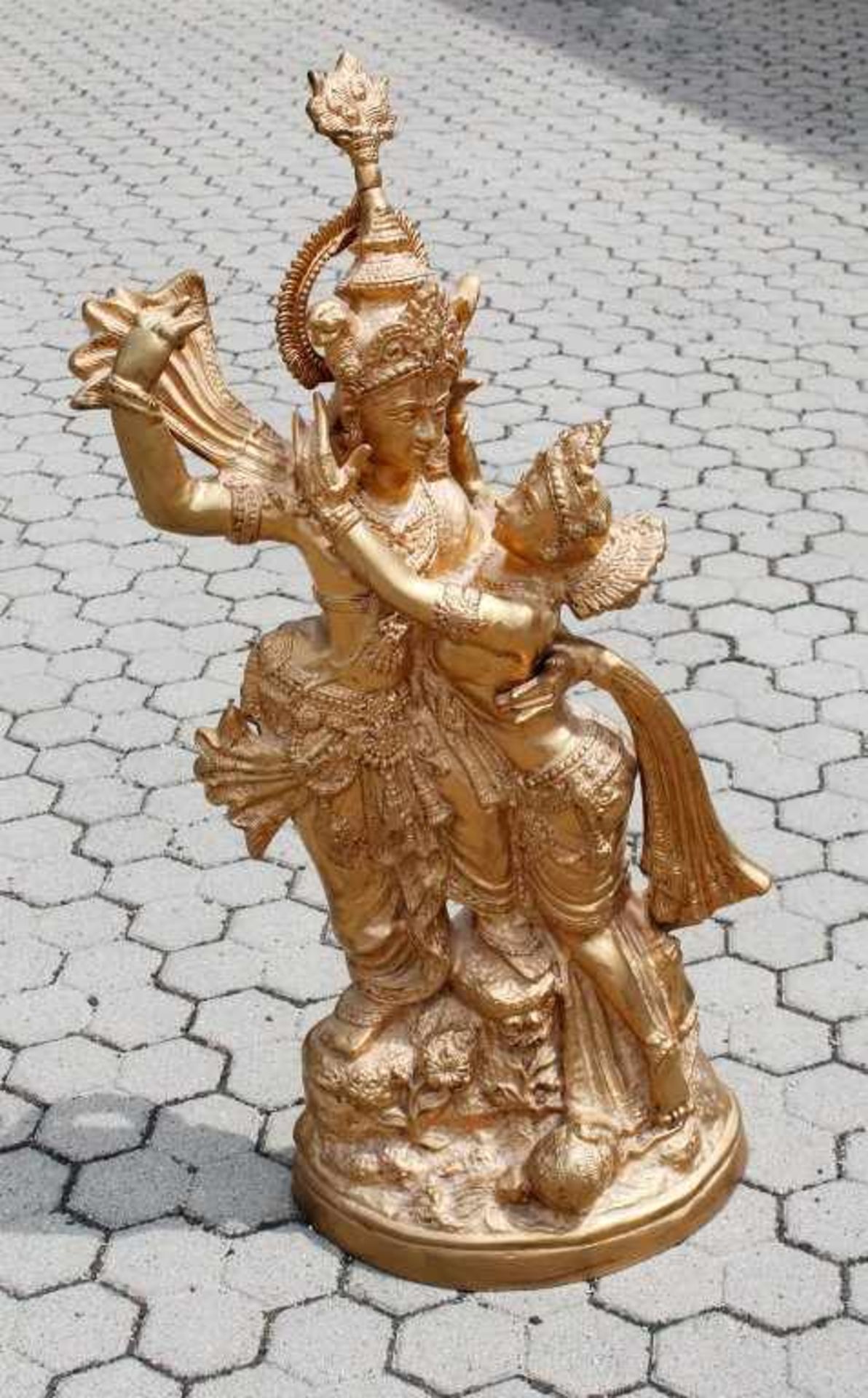 Gott Rama und Sita - Indien Sita in den Armen Ramas liegend, ihn liebkosend, auf ovaler Plinthe.