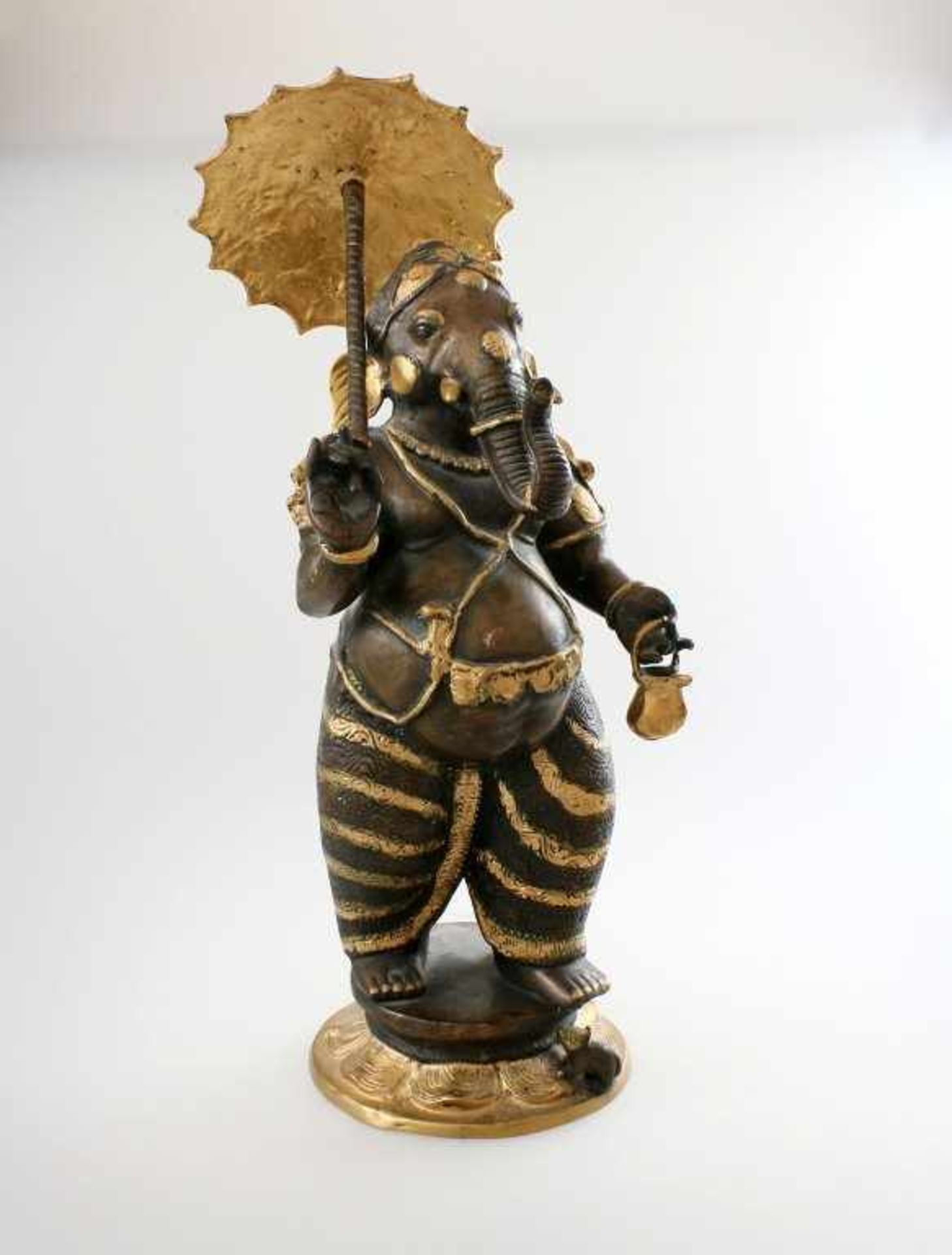 Ganesha mit Schirm - Nordindien In der rechten Schirm, in der linken Hand Teegefäß haltend,