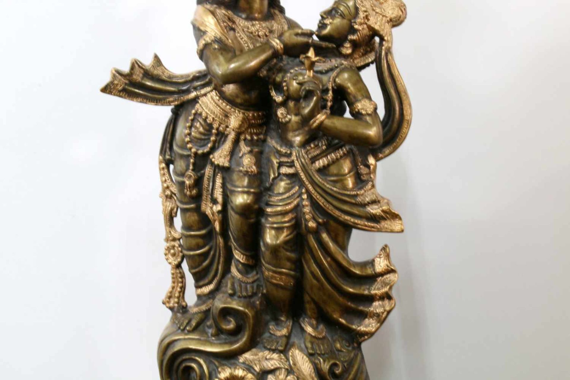 Gott Rama und Sita - Nordindien Rama hält Sita in den Armen, ihre linke Wange liebkosend. Reich - Bild 5 aus 5