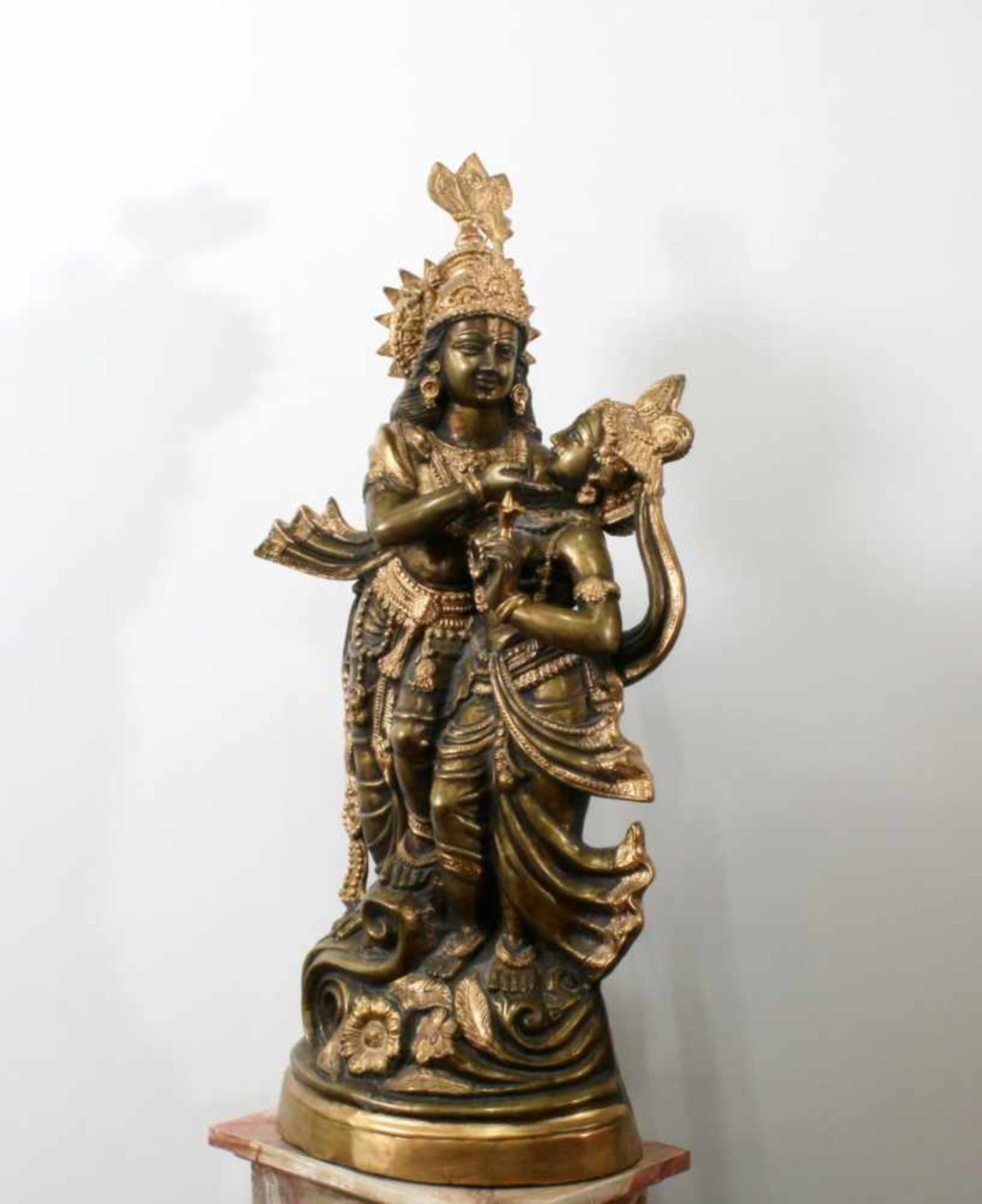 Gott Rama und Sita - Nordindien Rama hält Sita in den Armen, ihre linke Wange liebkosend. Reich - Image 2 of 5