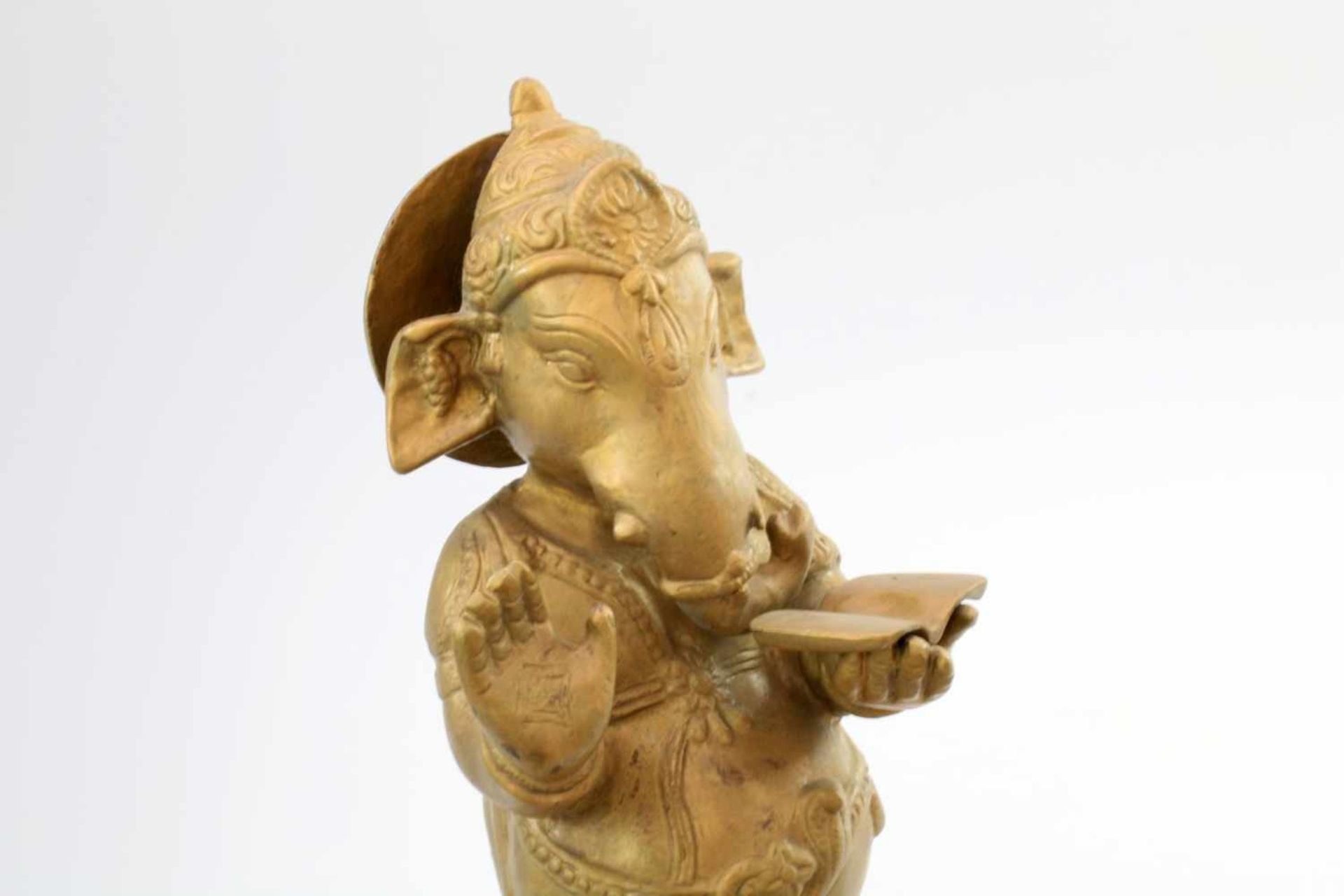 Ganesha - Indien Der Elefantengott lehrend, ovaler Sockel, umlaufendes Blattfries, Bronzeguss. Höhe: - Bild 5 aus 5