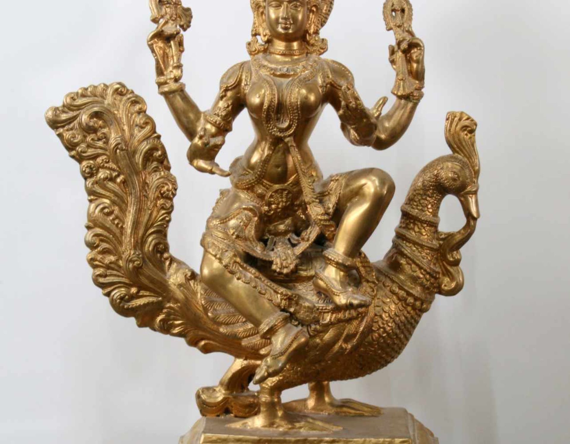 Große Bronzefigur Göttin Savasvati - Südindien Die vierarmige Göttin auf Pfau sitzend, in einer Hand - Bild 5 aus 5