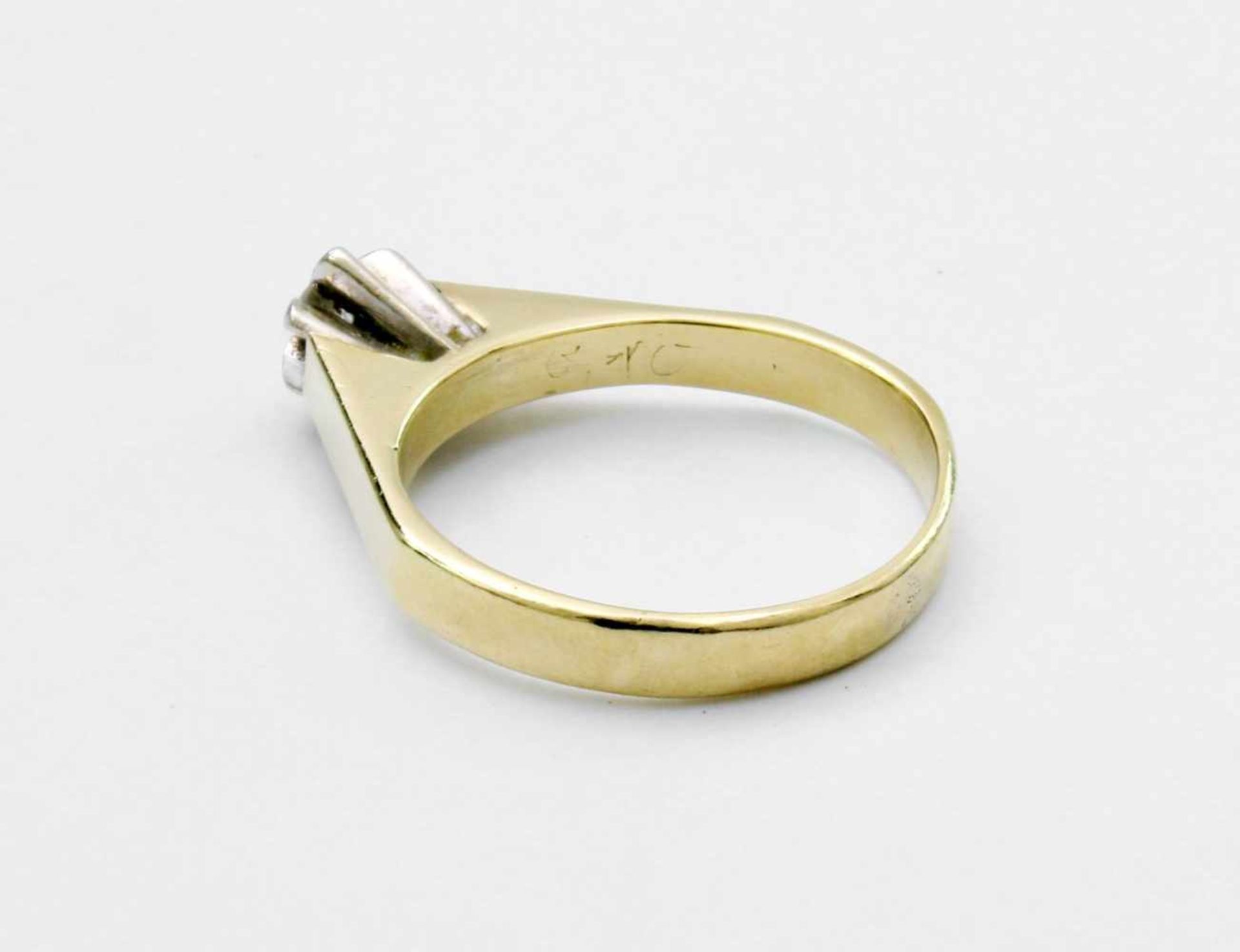 Gelbgold / Weißgold Ring mit Brillant GG / WG 585, auf Kronenfassung WG-Solitair, ca. 0,1 ct., - Bild 3 aus 3
