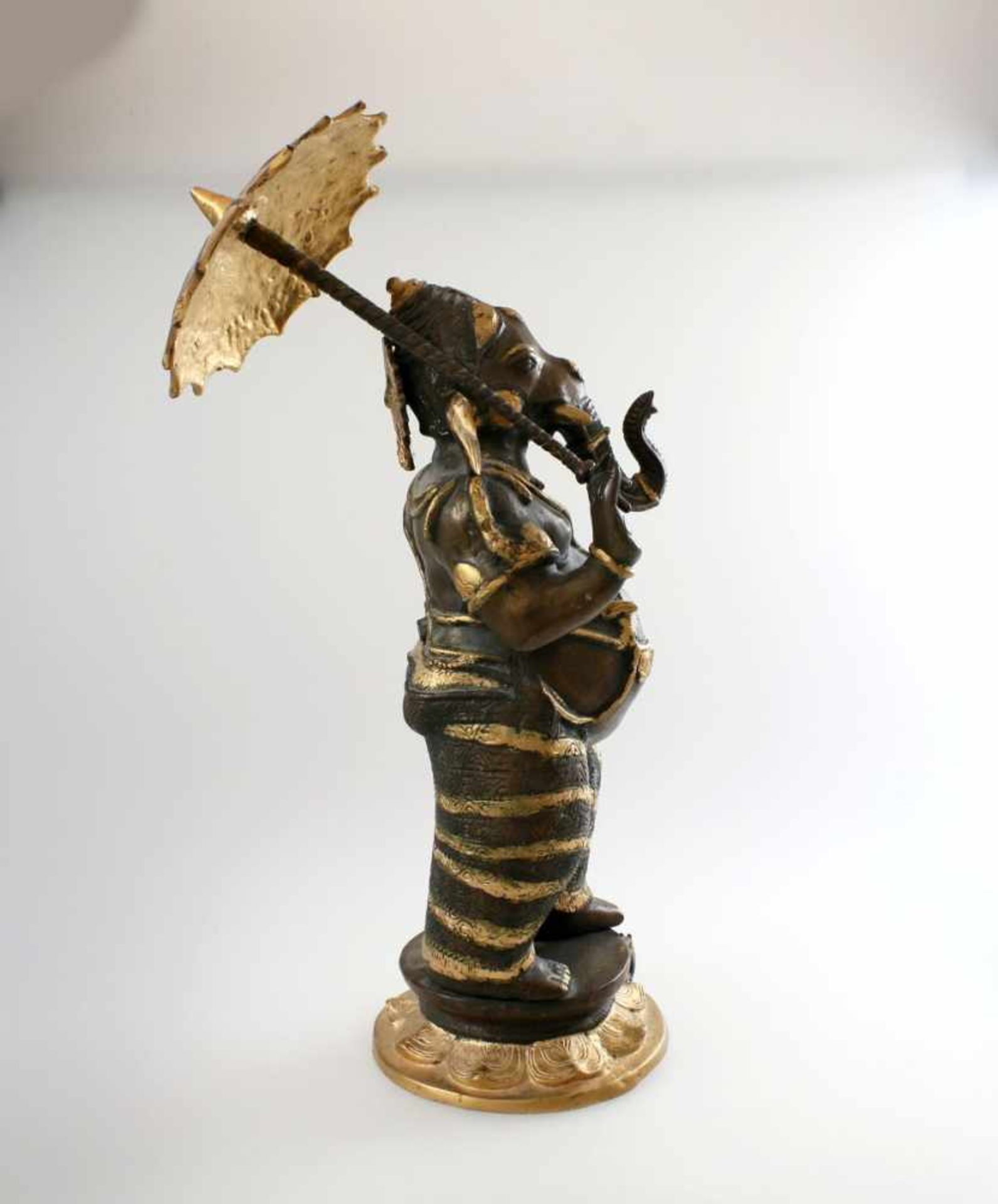 Ganesha mit Schirm - Nordindien In der rechten Schirm, in der linken Hand Teegefäß haltend, - Bild 4 aus 6