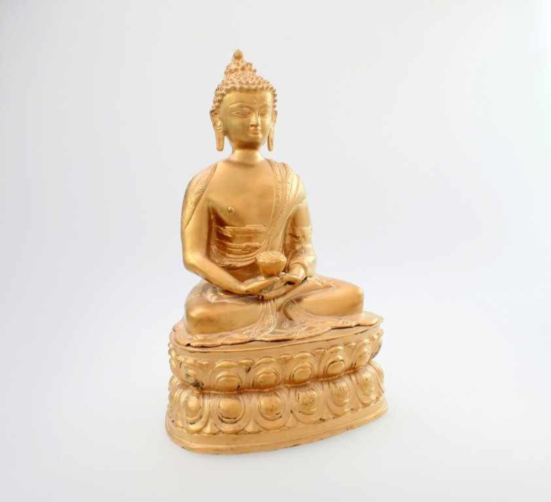 Buddha - Indien Meditierender Buddha, Teeschale in den Händen, auf ovalem Sockel mit umlaufendem