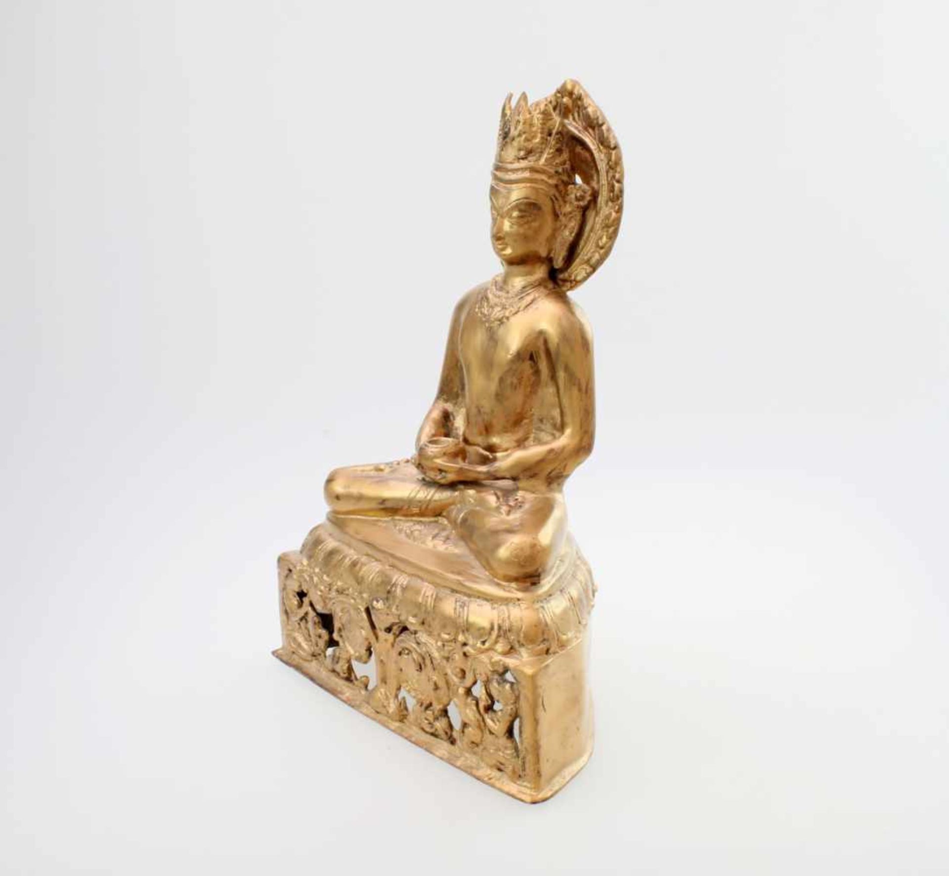 Buddha - Indien Meditierender Buddha, Teeschale in den Händen, hinter dem Kopf Korona. Auf - Image 2 of 3