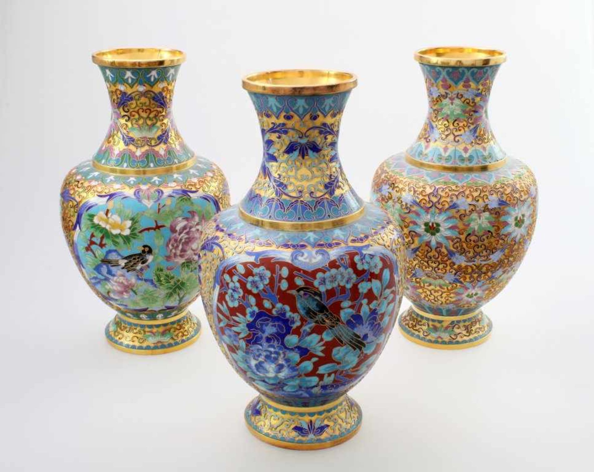 3 Cloisonné Vasen China Bauchiger Körper, feine Cloisonnétechnik in vorherrschend blauen und