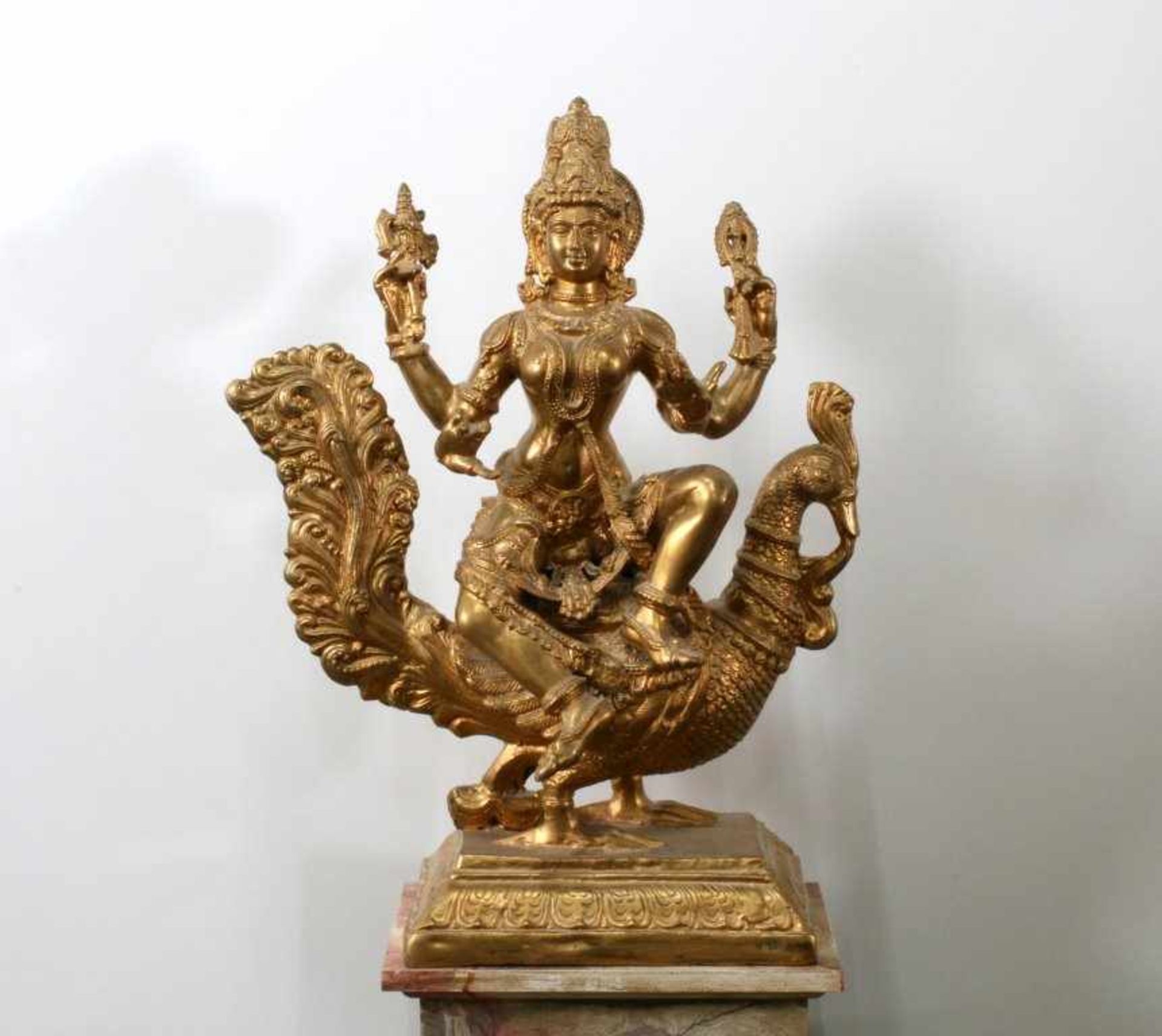 Große Bronzefigur Göttin Savasvati - Südindien Die vierarmige Göttin auf Pfau sitzend, in einer Hand