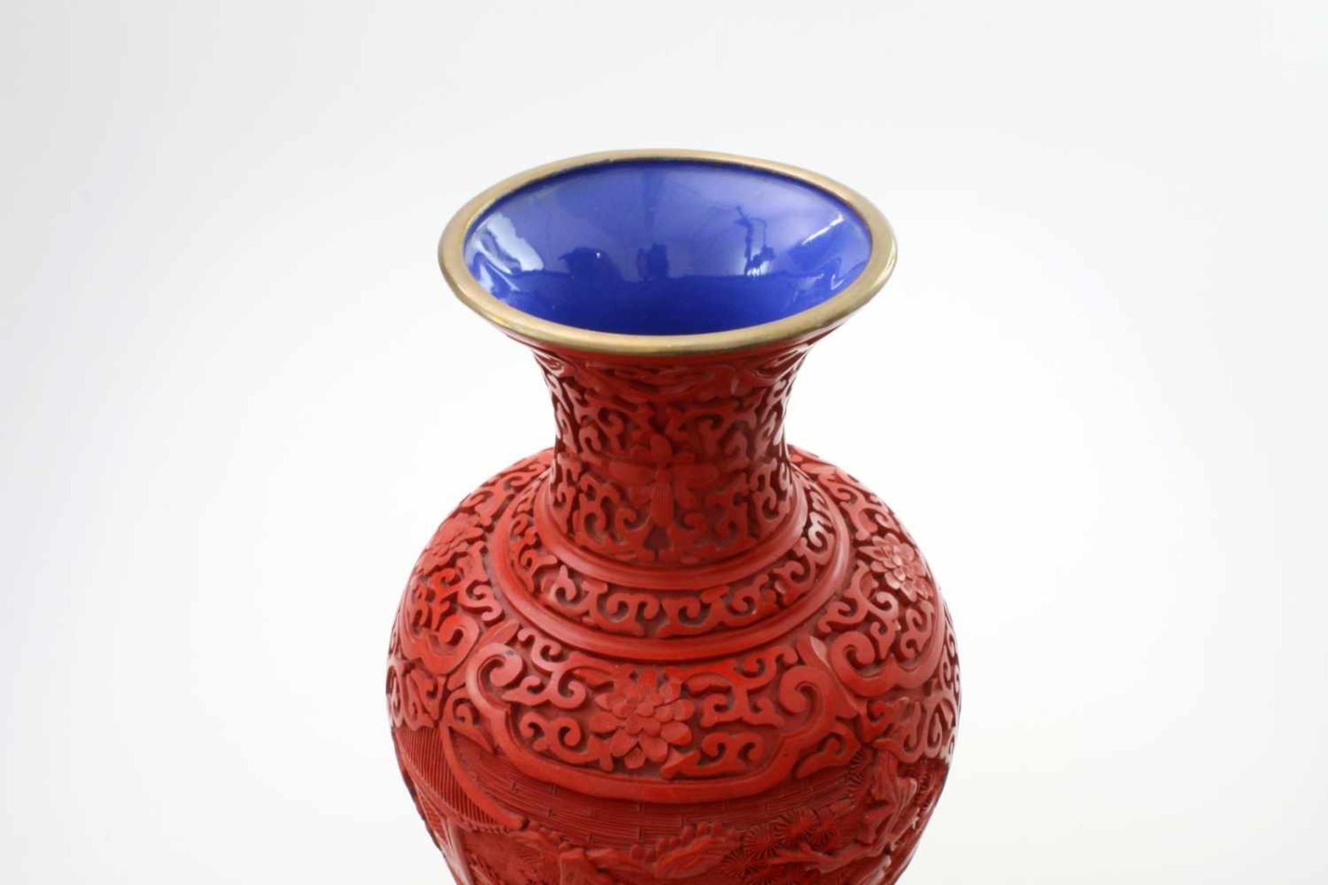 Rotlack-Vase China Auf blauem Emaillegrund, umlaufendes Landschaftsdekor und ornamentale Zier. Höhe: - Bild 4 aus 4