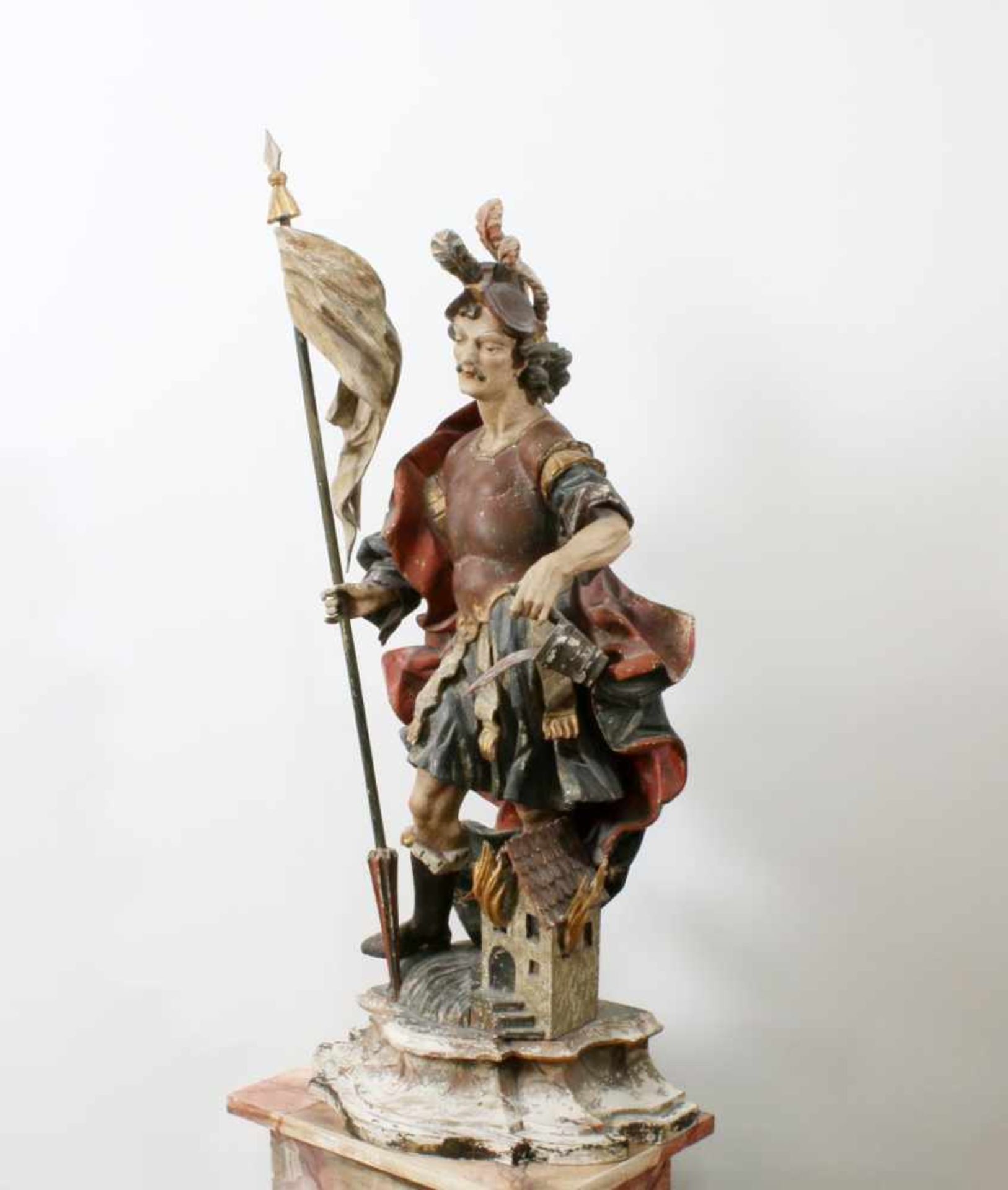 Große Holzfigur - St. Florian Gefällige Figur, aufwändig geschnitzt, in der rechten Spieß mit - Bild 2 aus 5