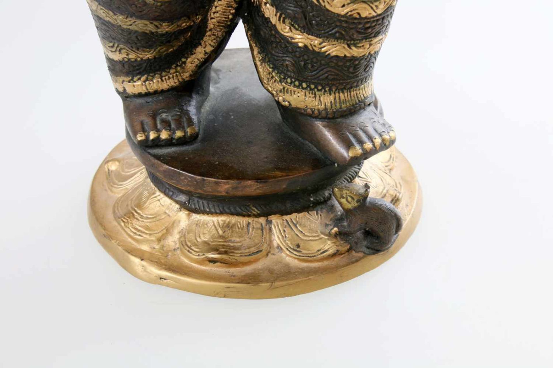 Ganesha mit Schirm - Nordindien In der rechten Schirm, in der linken Hand Teegefäß haltend, - Image 6 of 6