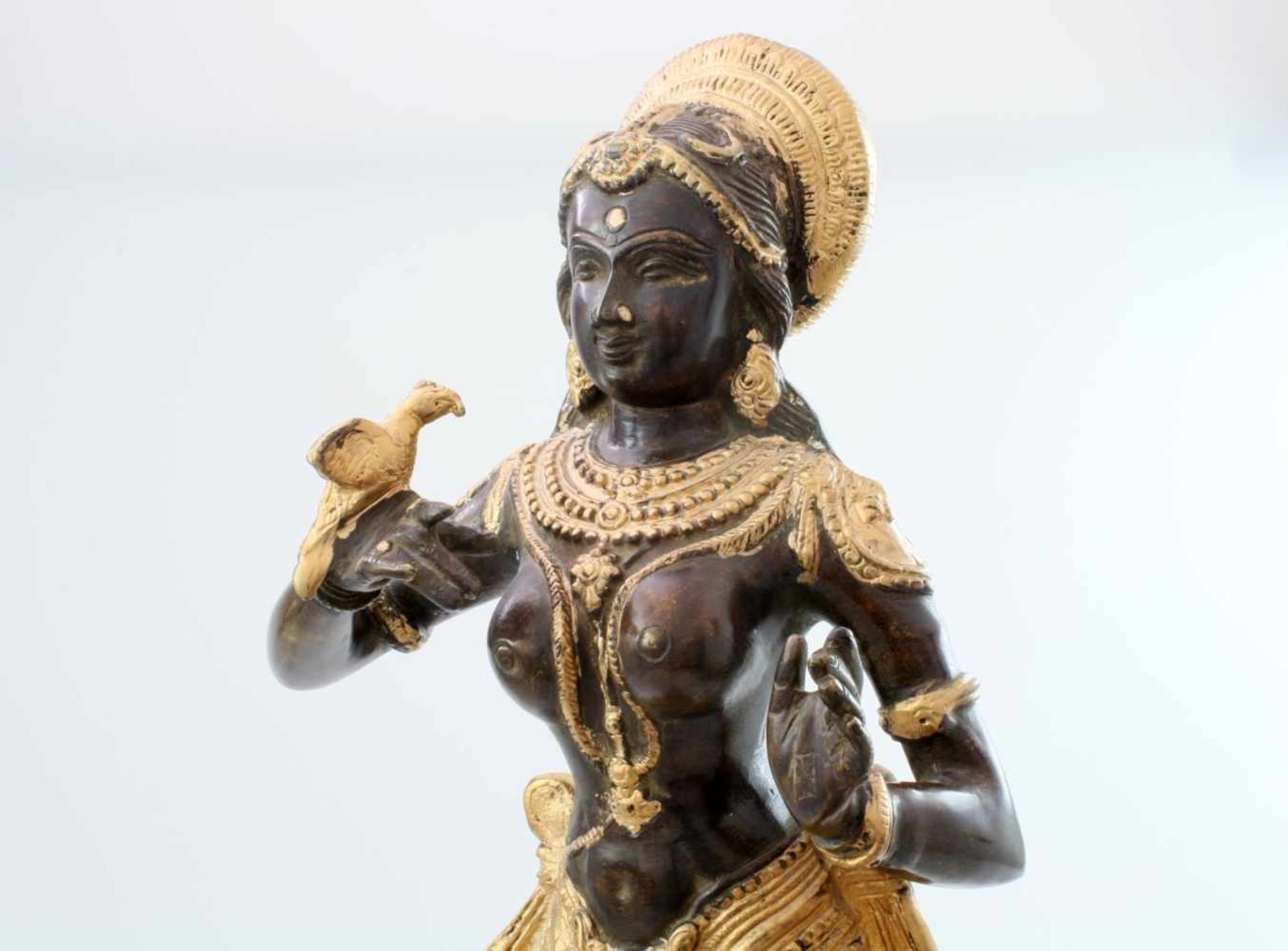 Apsara-Tänzerin - Nordindien Barbusige Figur, Vogel auf der rechten Hand haltend, Beine übereinander - Image 4 of 4