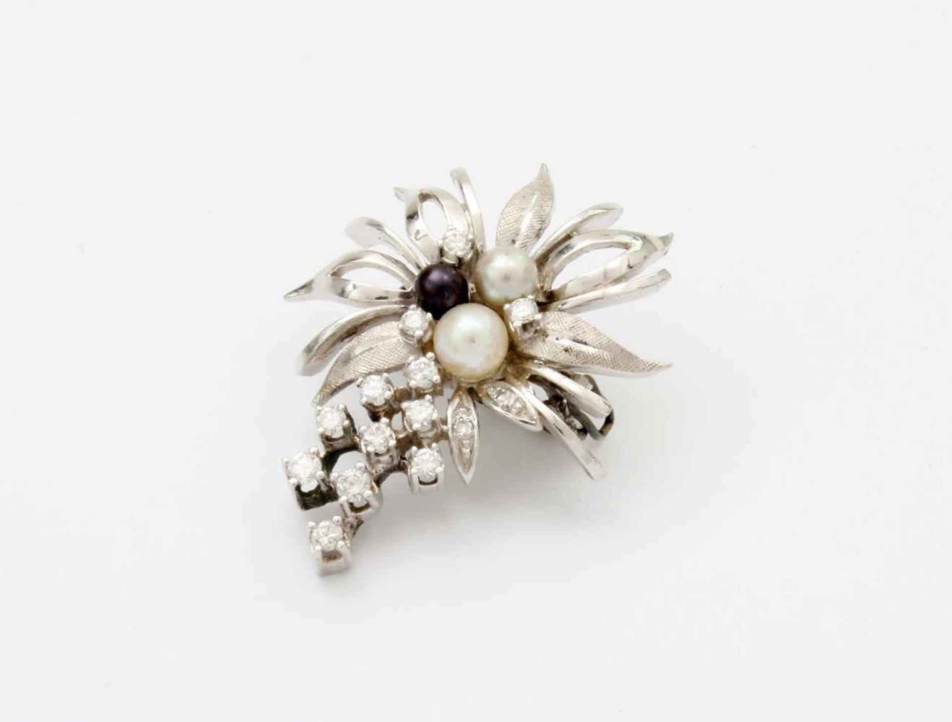 Brillantbrosche mit Perlen WG 585 mit 3 Perlen, 15 Brillanten, 0,41 ct. Gewicht: 7,8 gr. - Bild 3 aus 4